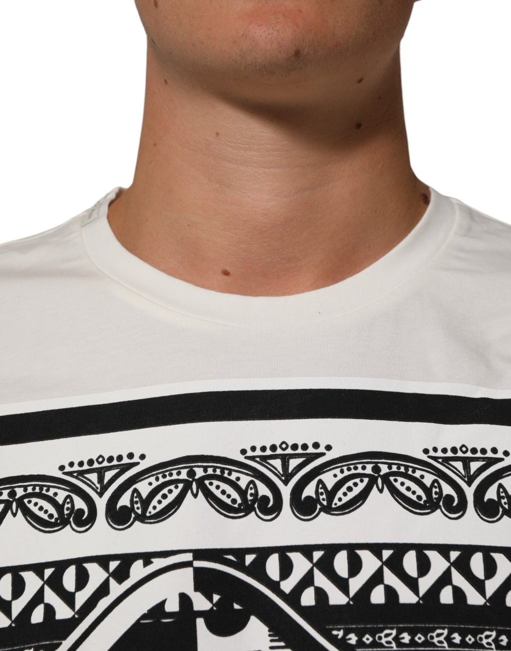T-shirt blanc Dolce & Gabbana pour homme avec logo et motif bandana en coton, vue de face.