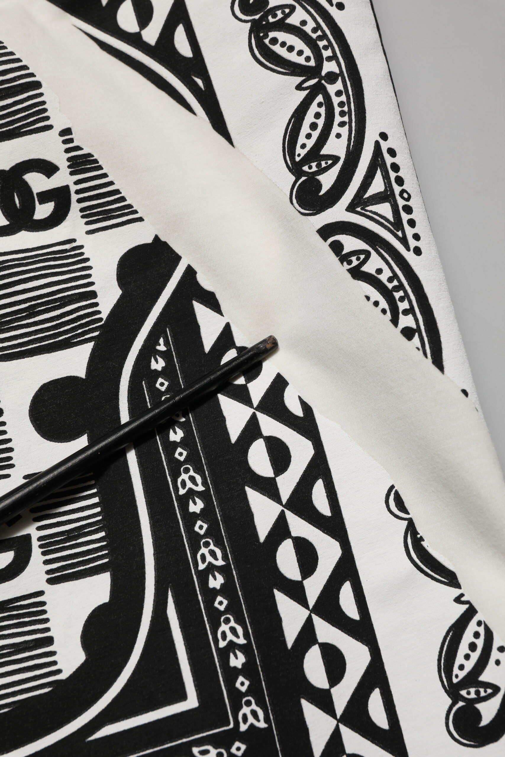 T-shirt blanc pour homme Dolce & Gabbana avec logo et motif bandana en coton, style décontracté et moderne.