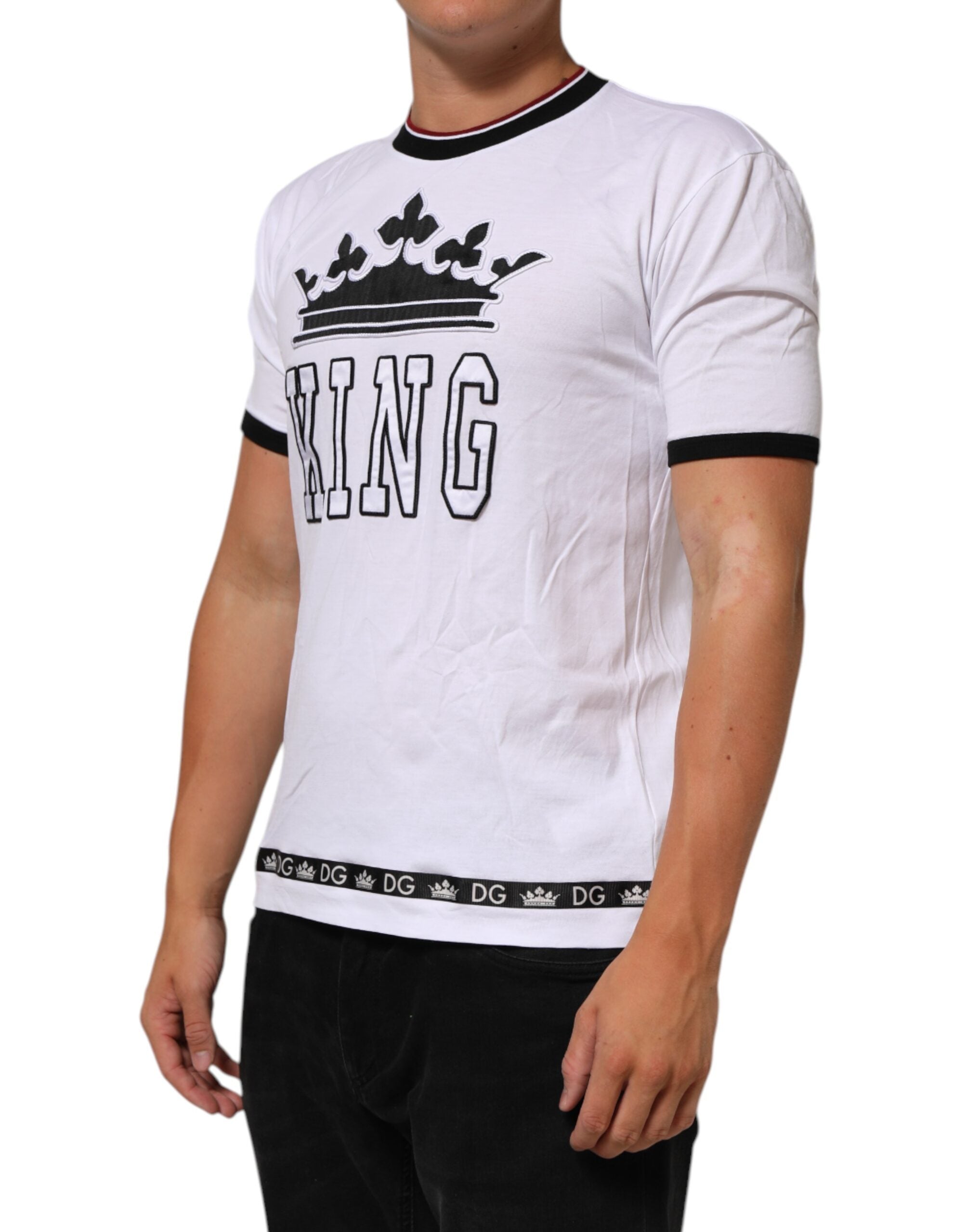 T-shirt blanc Dolce & Gabbana en coton avec broderie couronne King, style élégant et détails raffinés visible sur l'image.