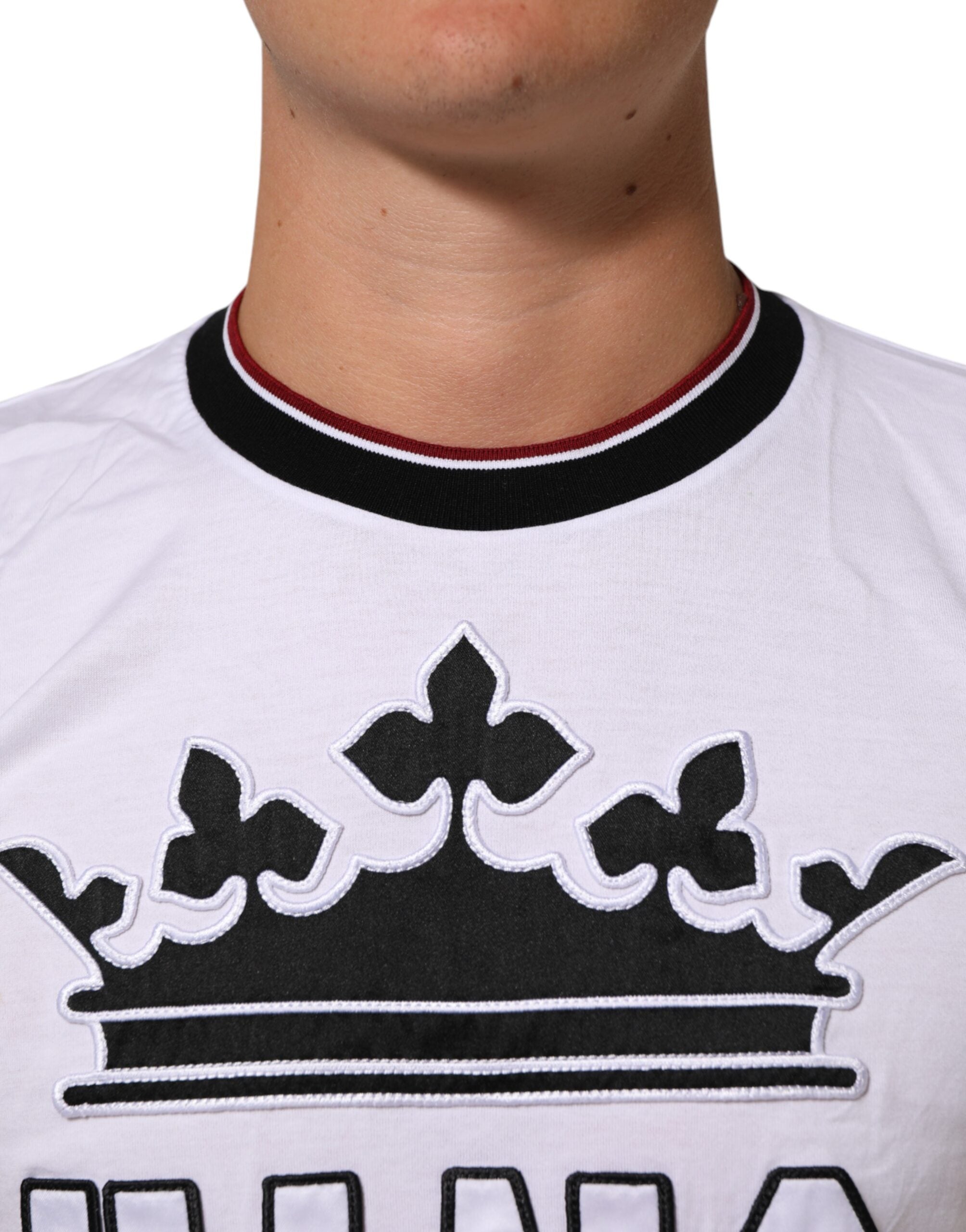 T-shirt blanc en coton Dolce & Gabbana avec broderie couronne King visible sur le devant.