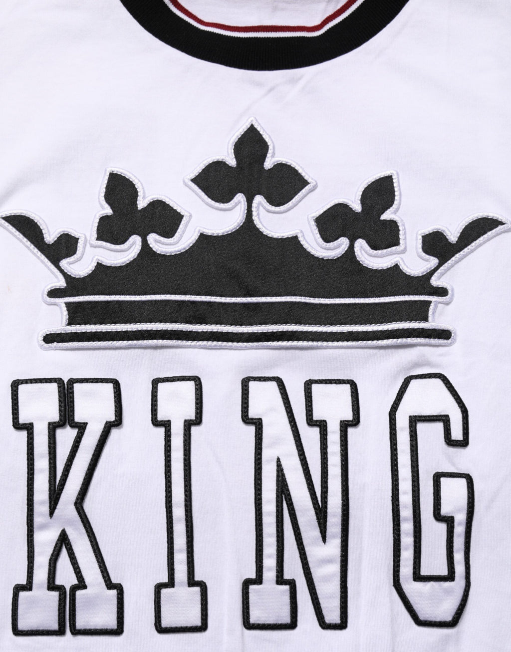 T-shirt blanc en coton Dolce & Gabbana avec broderie couronne King, design élégant et détails raffinés visible sur l'image.