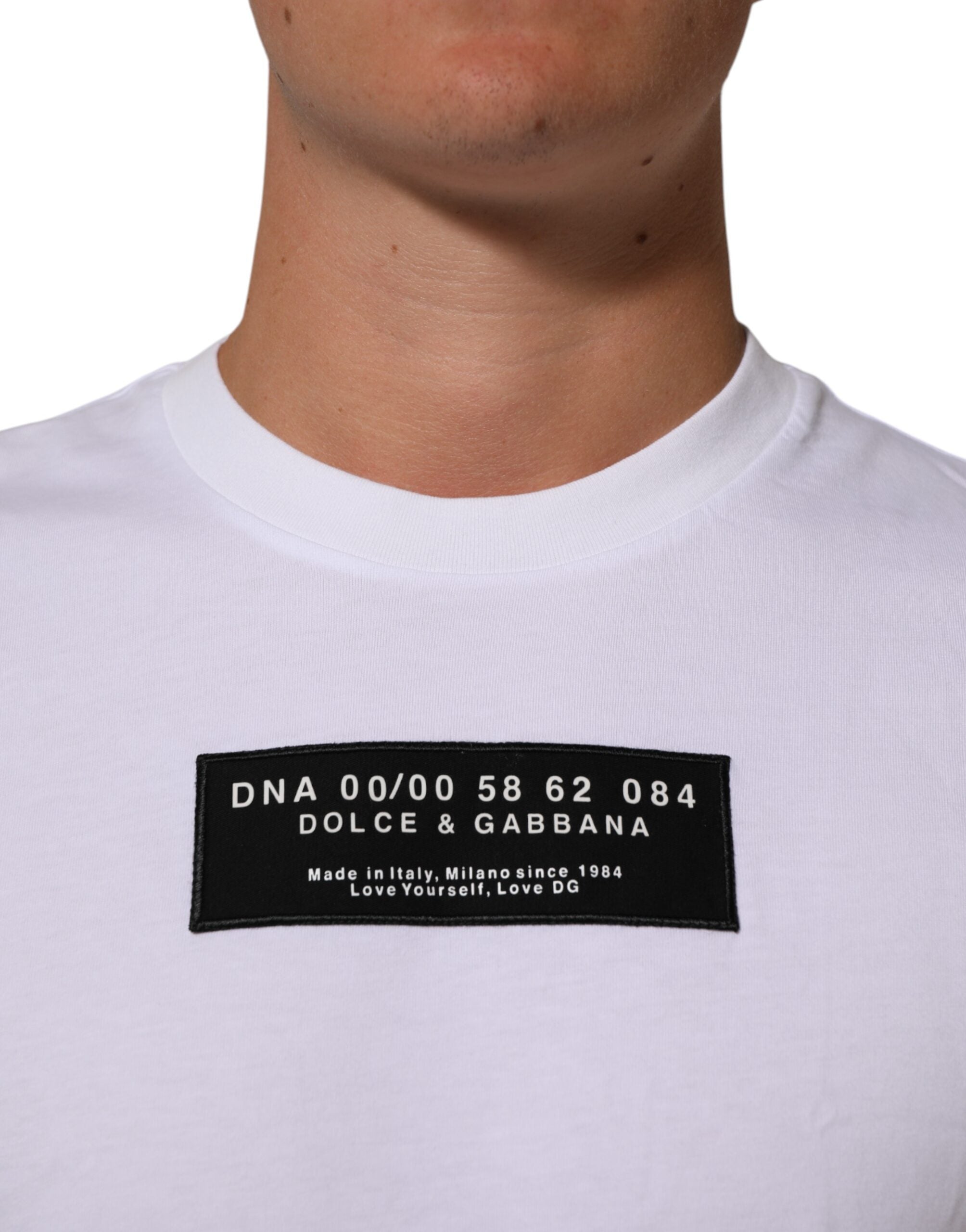 T-shirt blanc en coton Dolce & Gabbana avec logo imprimé, col rond, pour homme, vue de face.