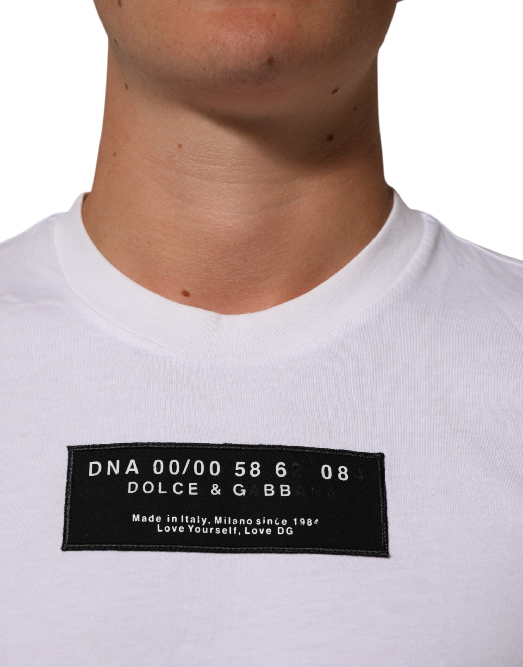 T-shirt blanc en coton Dolce & Gabbana pour homme avec logo imprimé sur le col, coupe classique, vue de face.