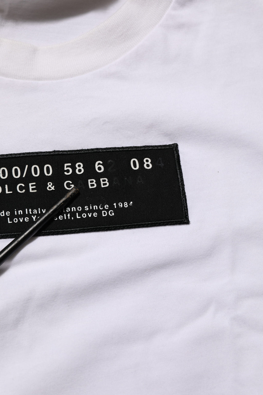T-shirt homme blanc Dolce & Gabbana en coton avec logo imprimé, col rond, design décontracté.