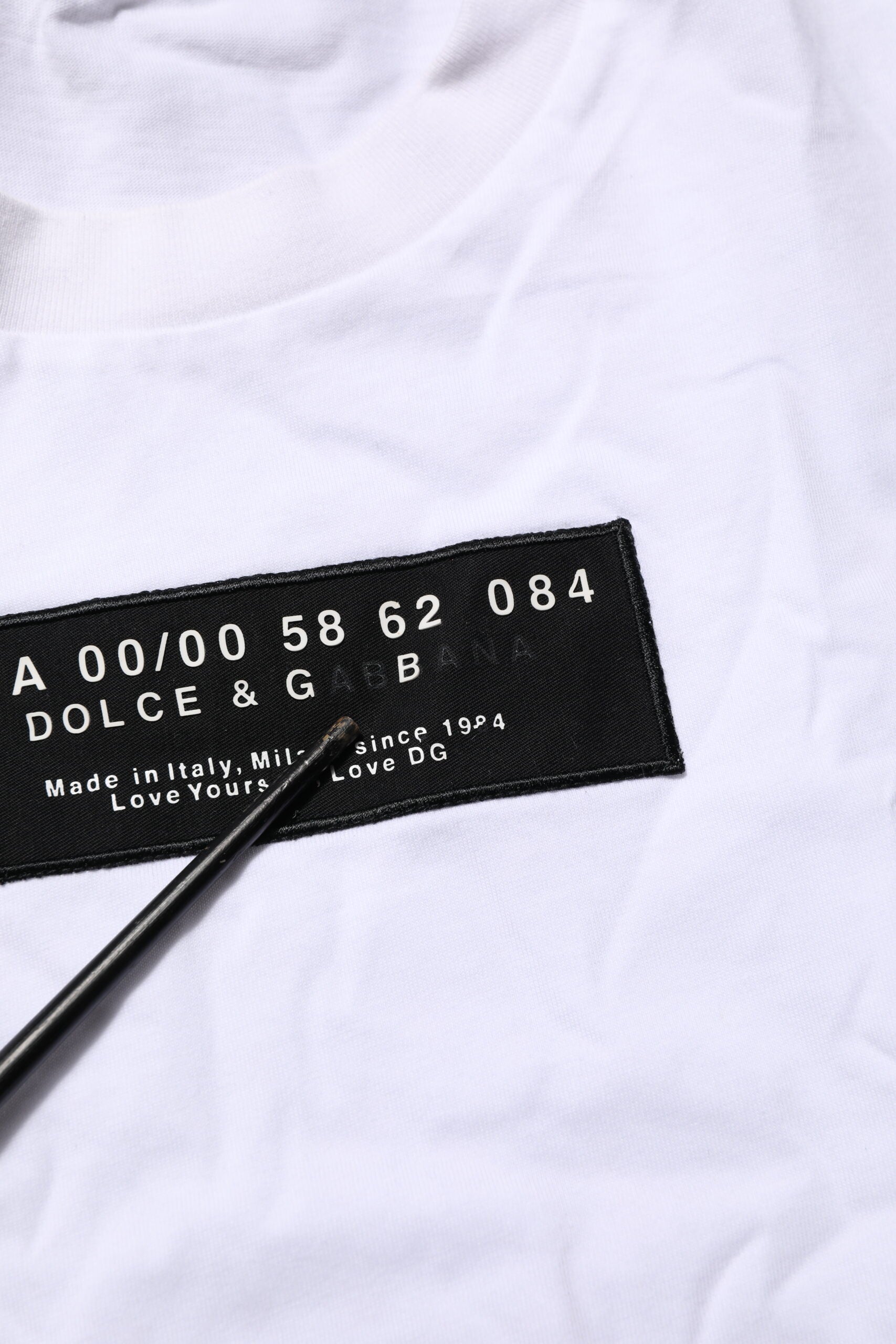 T-shirt homme en coton blanc Dolce & Gabbana avec logo imprimé, col rond, look décontracté.