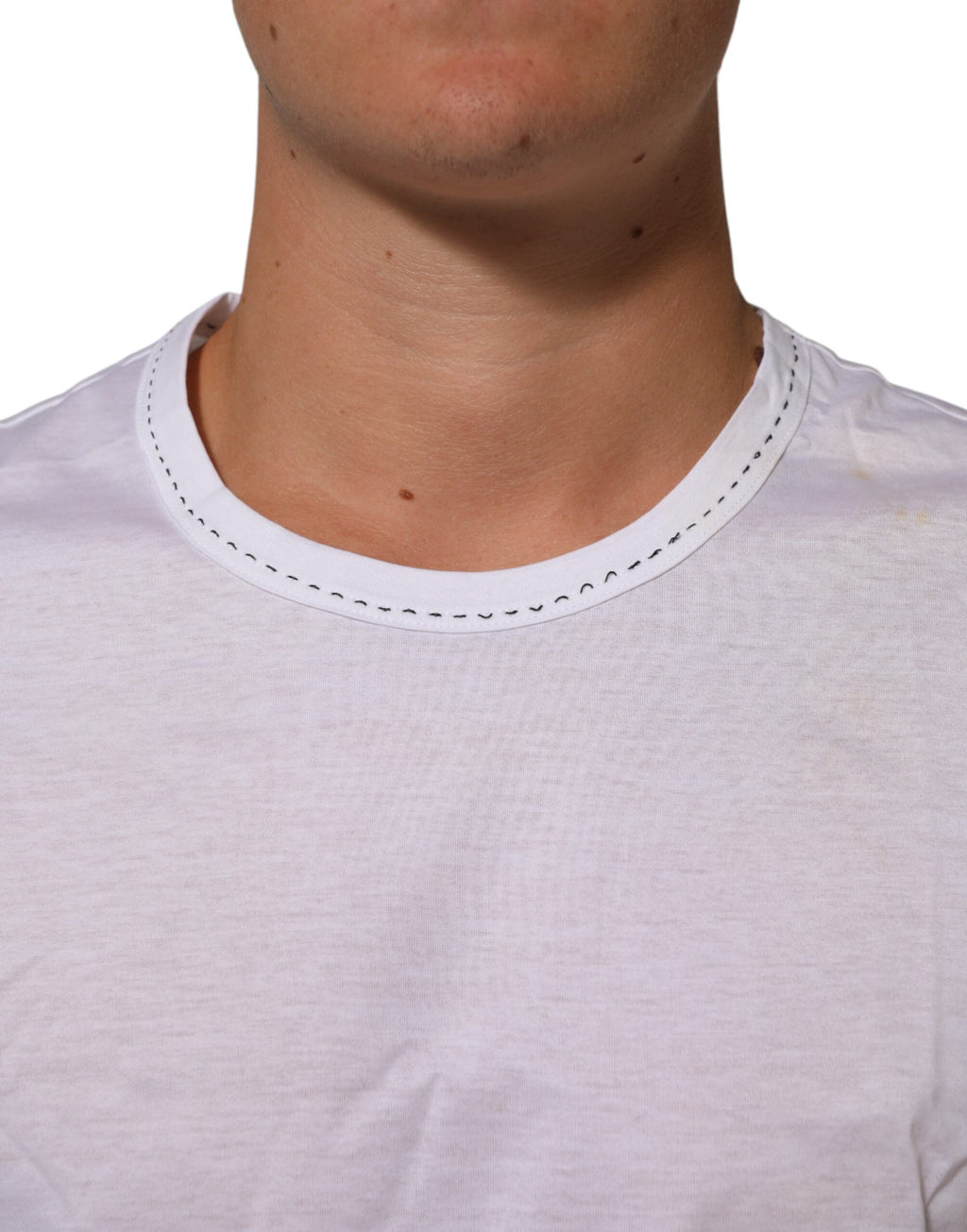 T-shirt blanc en coton Dolce & Gabbana avec col rond, vêtement décontracté pour homme.