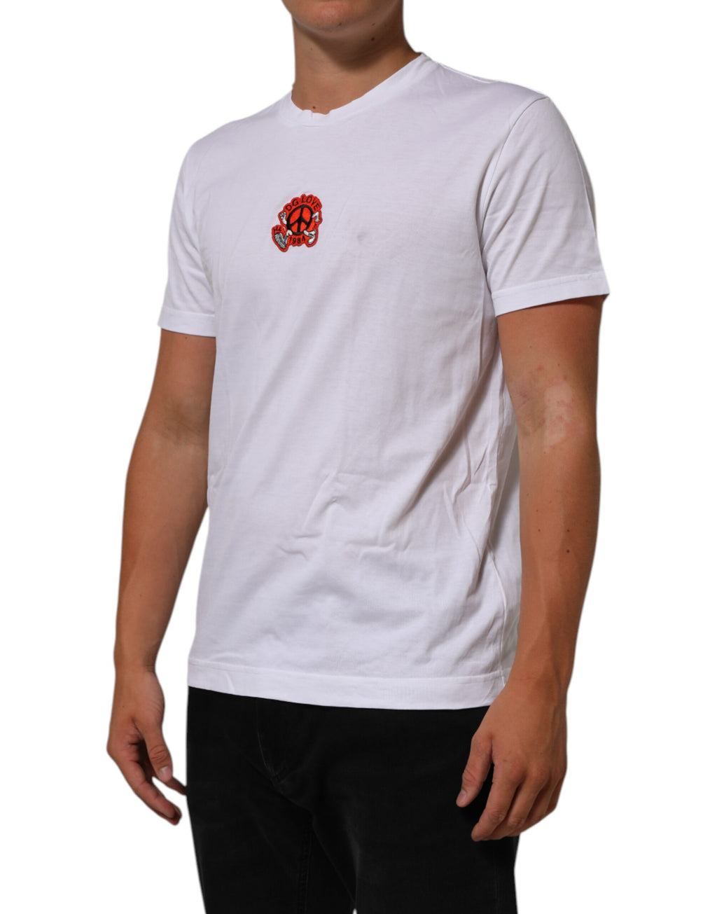 T-shirt blanc en coton Dolce & Gabbana avec patch DG Love, col rond, visible sur fond neutre.