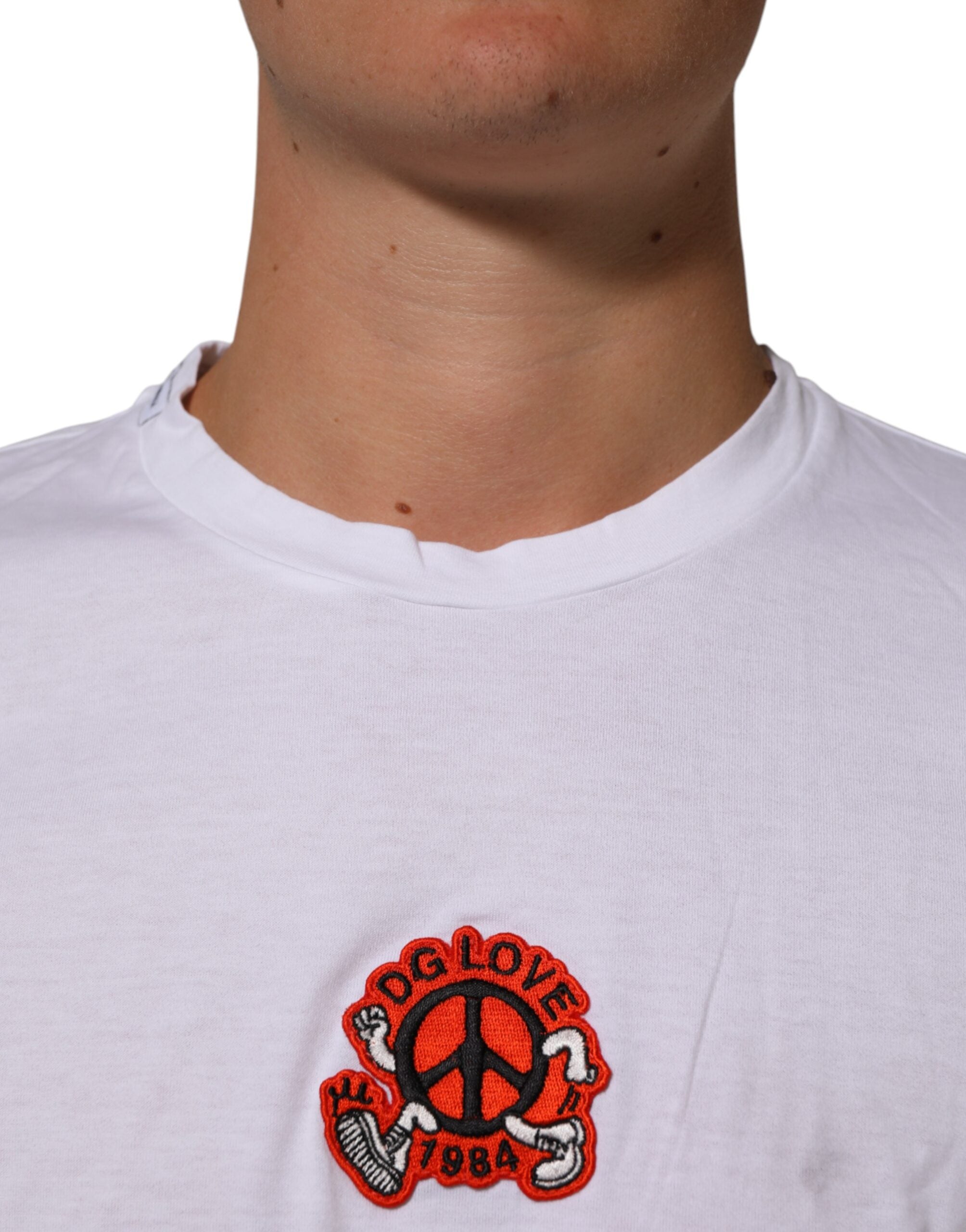 T-shirt blanc en coton Dolce & Gabbana avec patch DG Love, col ras du cou, vue de face.