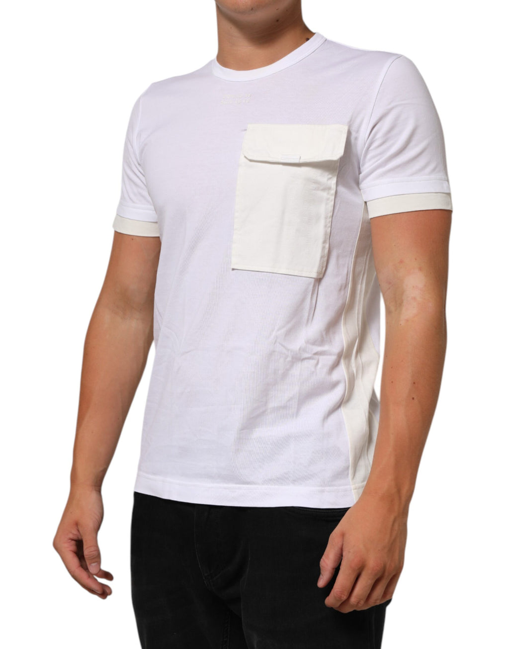 T-shirt homme blanc Dolce & Gabbana en coton avec poche, col rond, style décontracté et élégant.