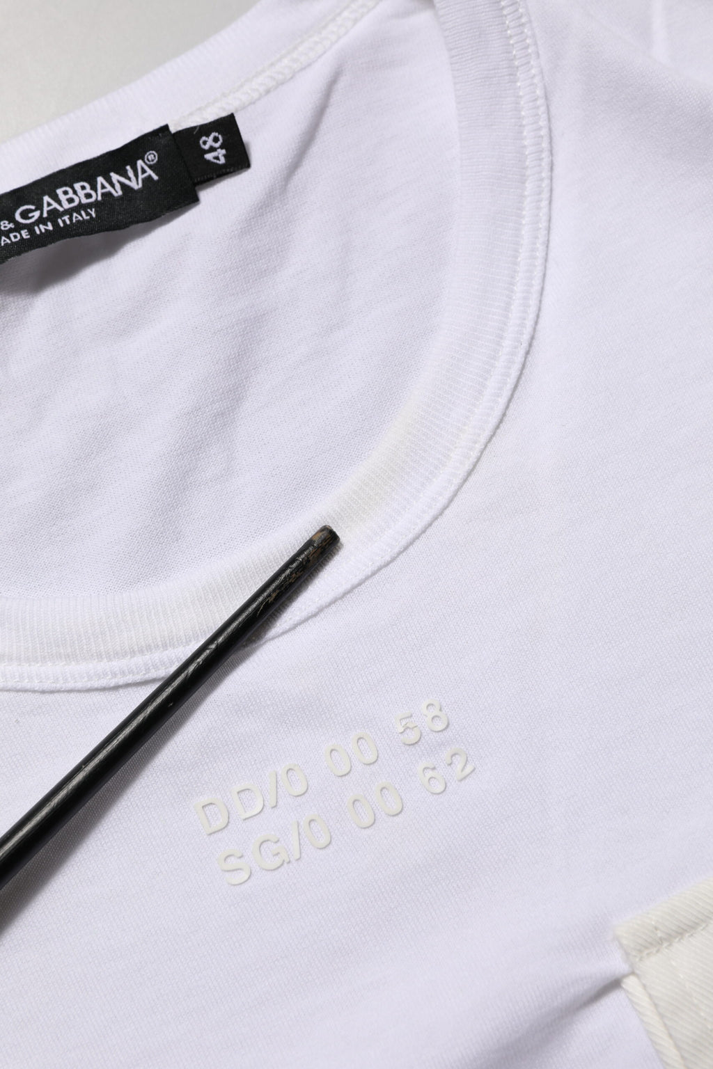 T-shirt homme blanc en coton Dolce & Gabbana avec poche et col rond, style décontracté et élégant.