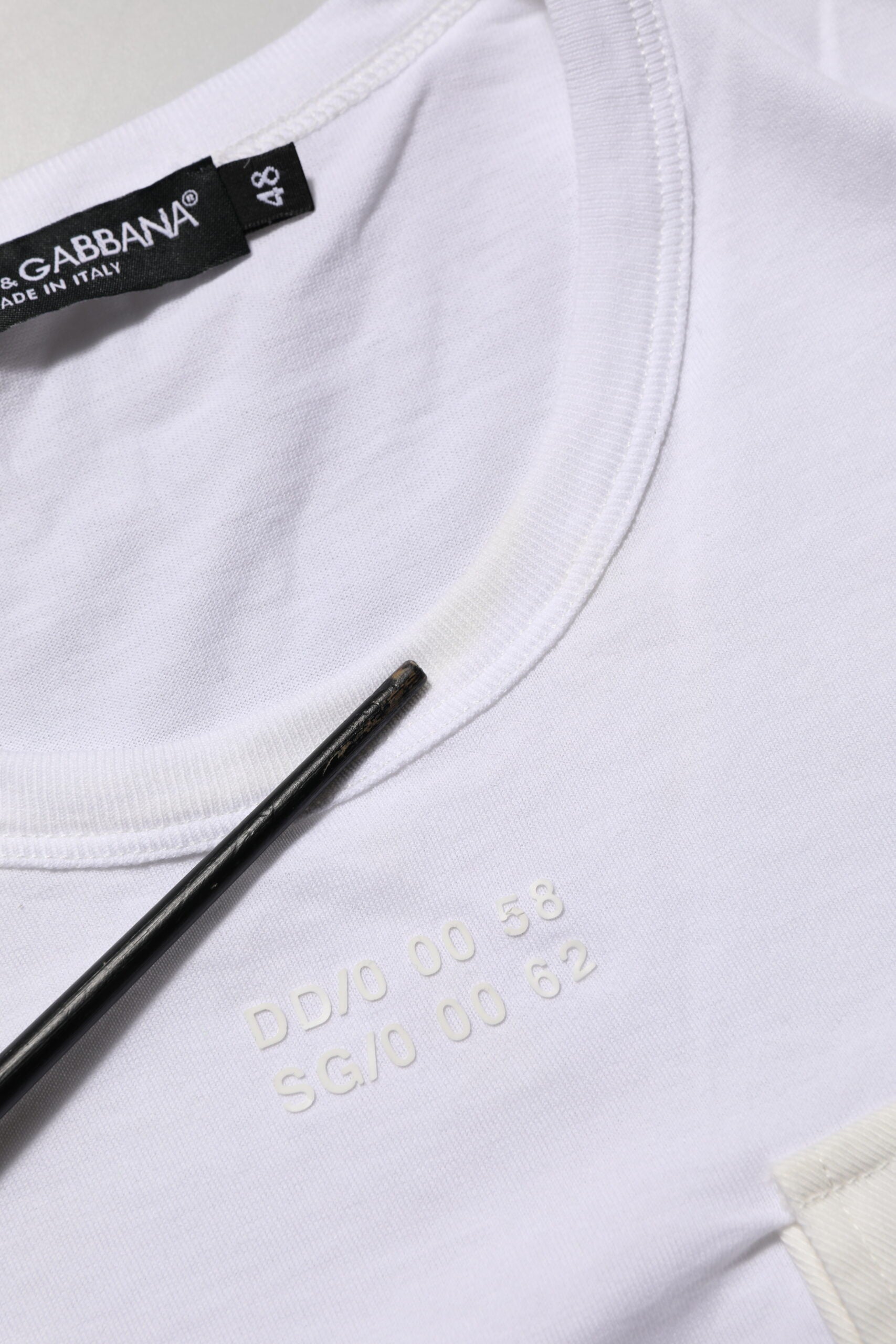 T-shirt homme blanc en coton Dolce & Gabbana avec poche et col rond, style décontracté et élégant.