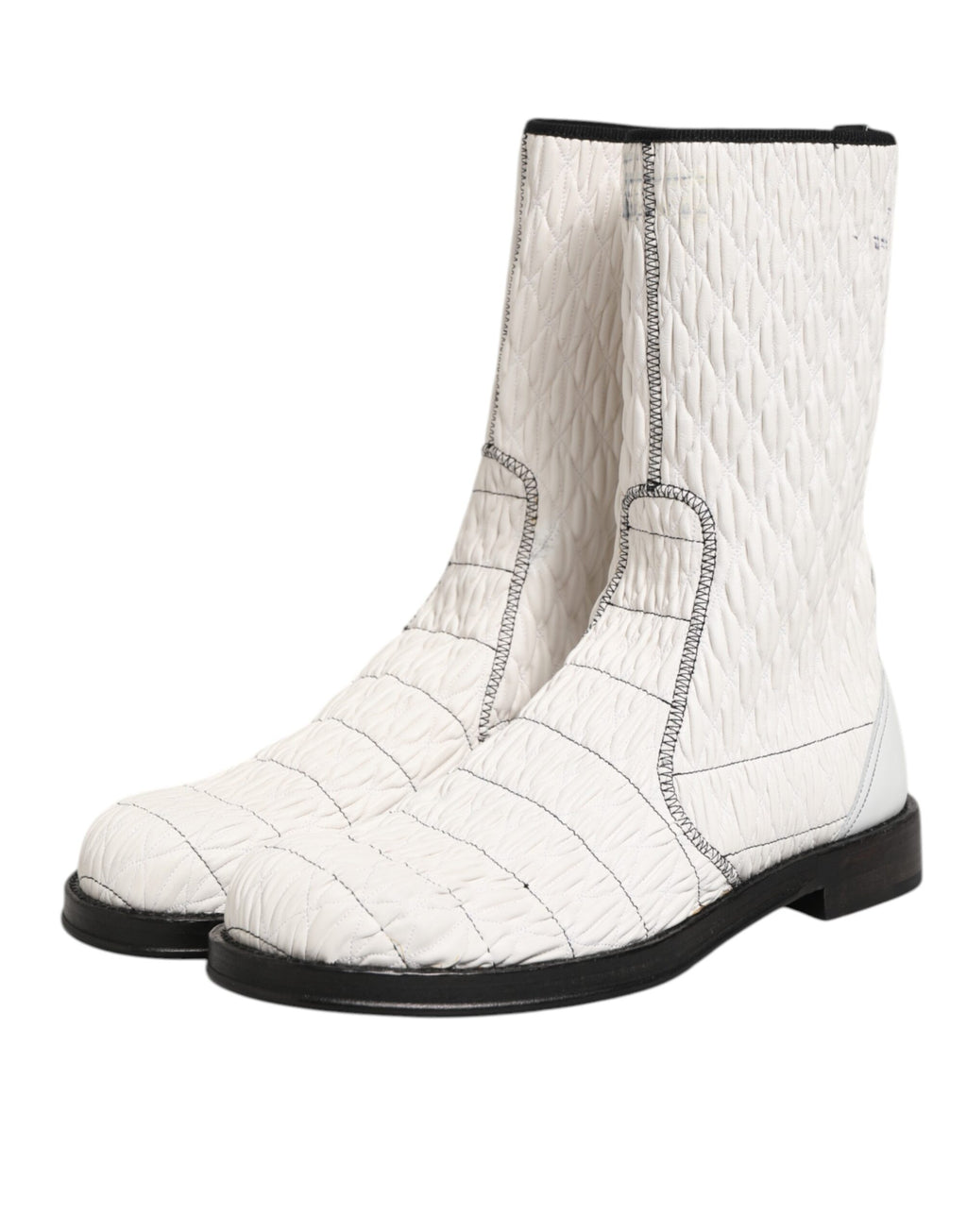 Bottes en cuir d'agneau blanc Dolce & Gabbana, bottines mi-mollet élégantes avec talons, vues de face sur fond neutre.