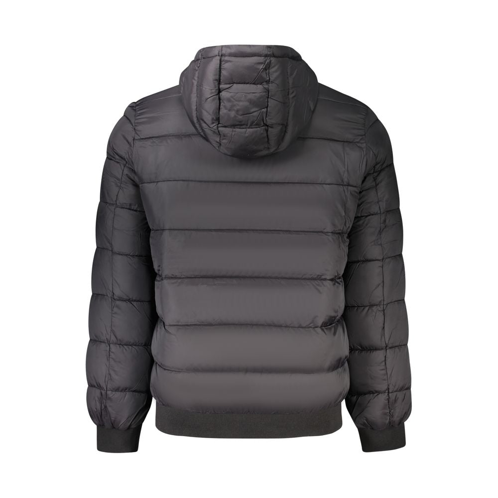 Veste noire en polyamide de Pepe Jeans, coupe moderne et élégante, affichée sur un mannequin.
