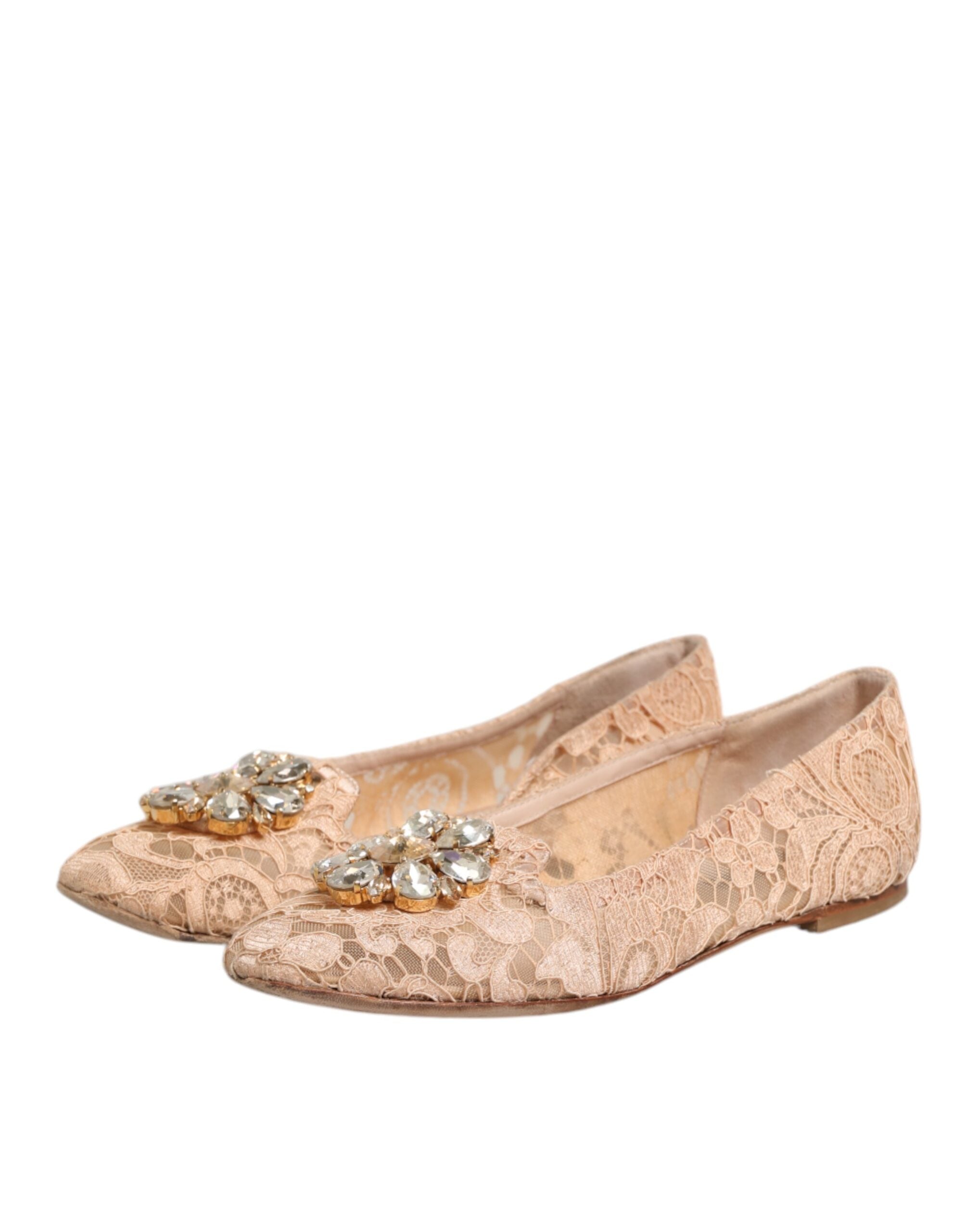 Chaussures plates Dolce & Gabbana Taormina beige en dentelle avec cristaux, élégantes et ornées de détails raffinés.