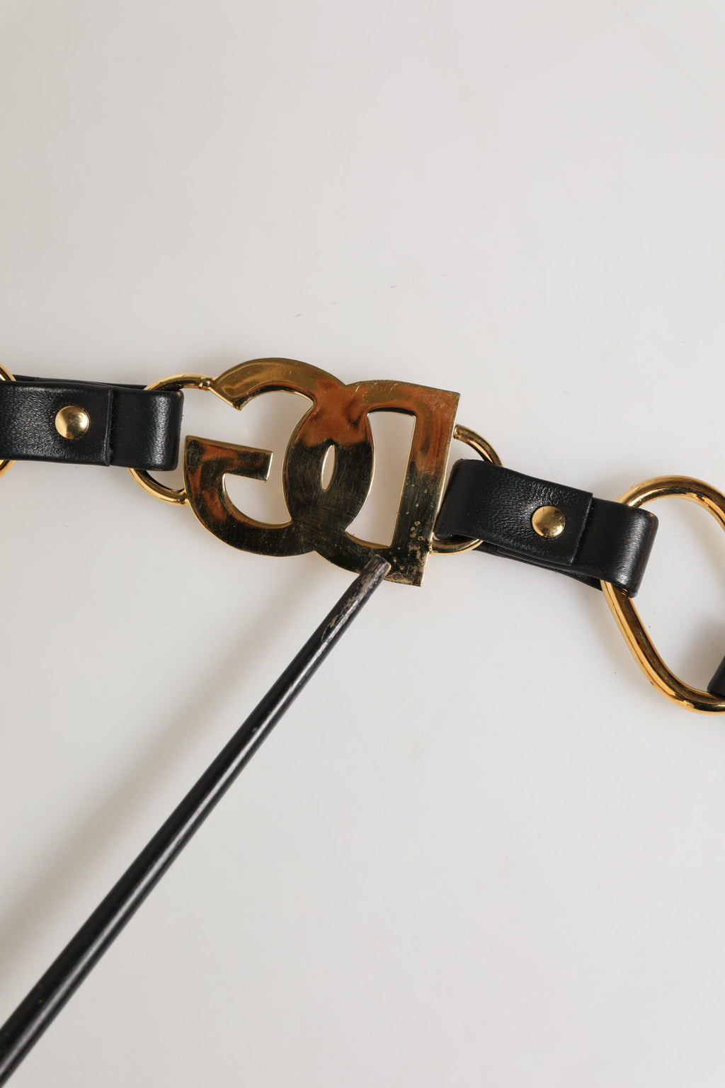 Sangle d'épaule en cuir noir Dolce & Gabbana avec chaîne dorée pour sac à main. Accessoire élégant et sophistiqué.