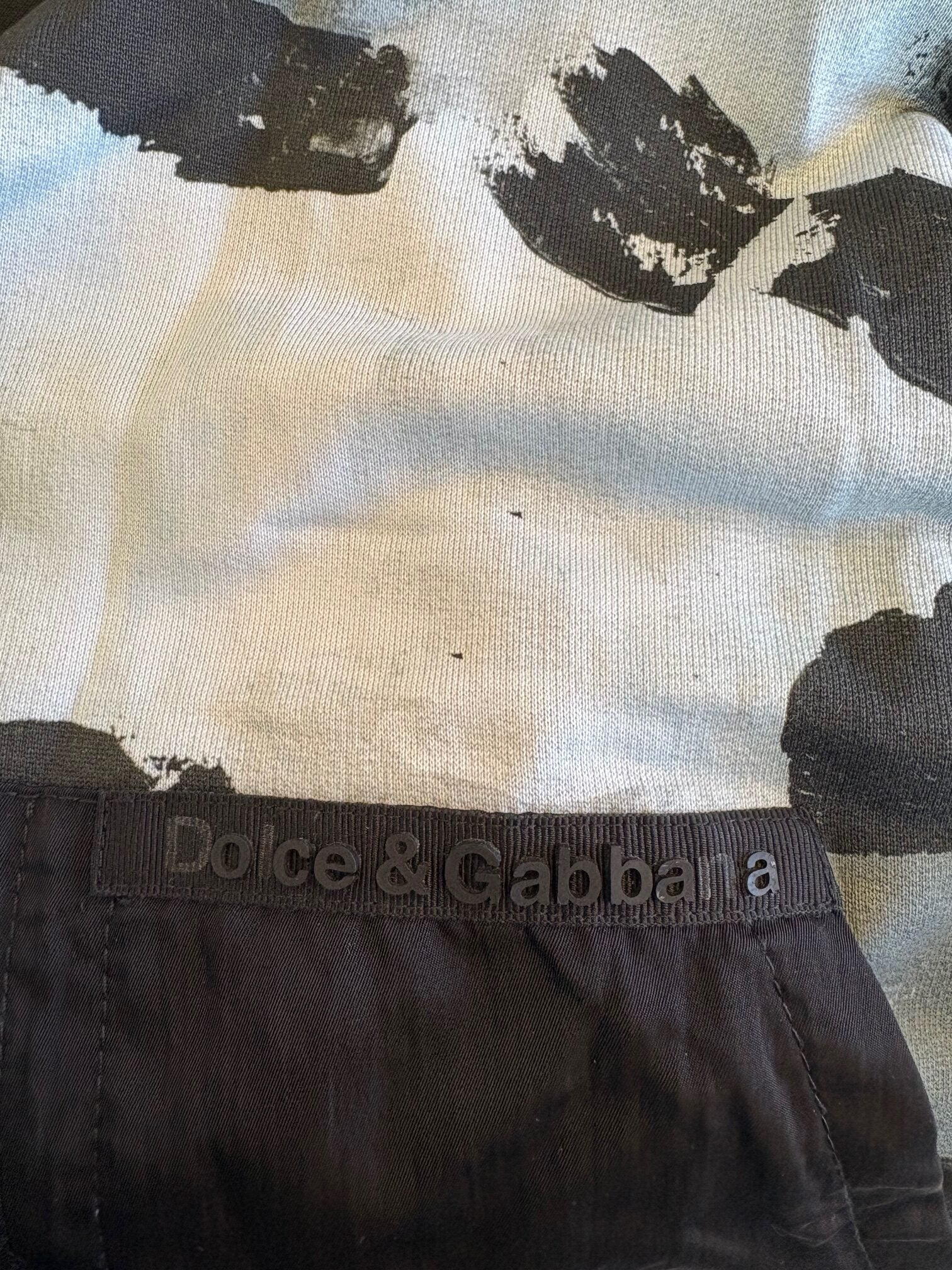 Sweat à capuche pour homme Dolce & Gabbana en camouflage multicolore, style décontracté avec capuche et motifs colorés.
