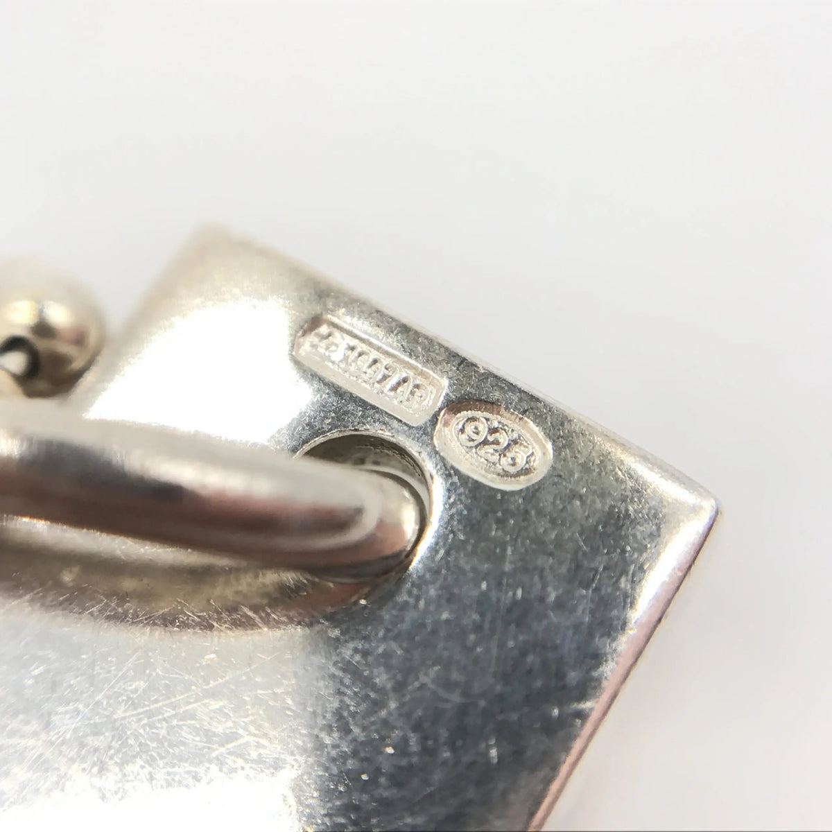 Porte-clés rectangulaire argenté avec finition métallique polie et poinçon 925 indiquant argent sterling pour collier gucci 925 sterling silver