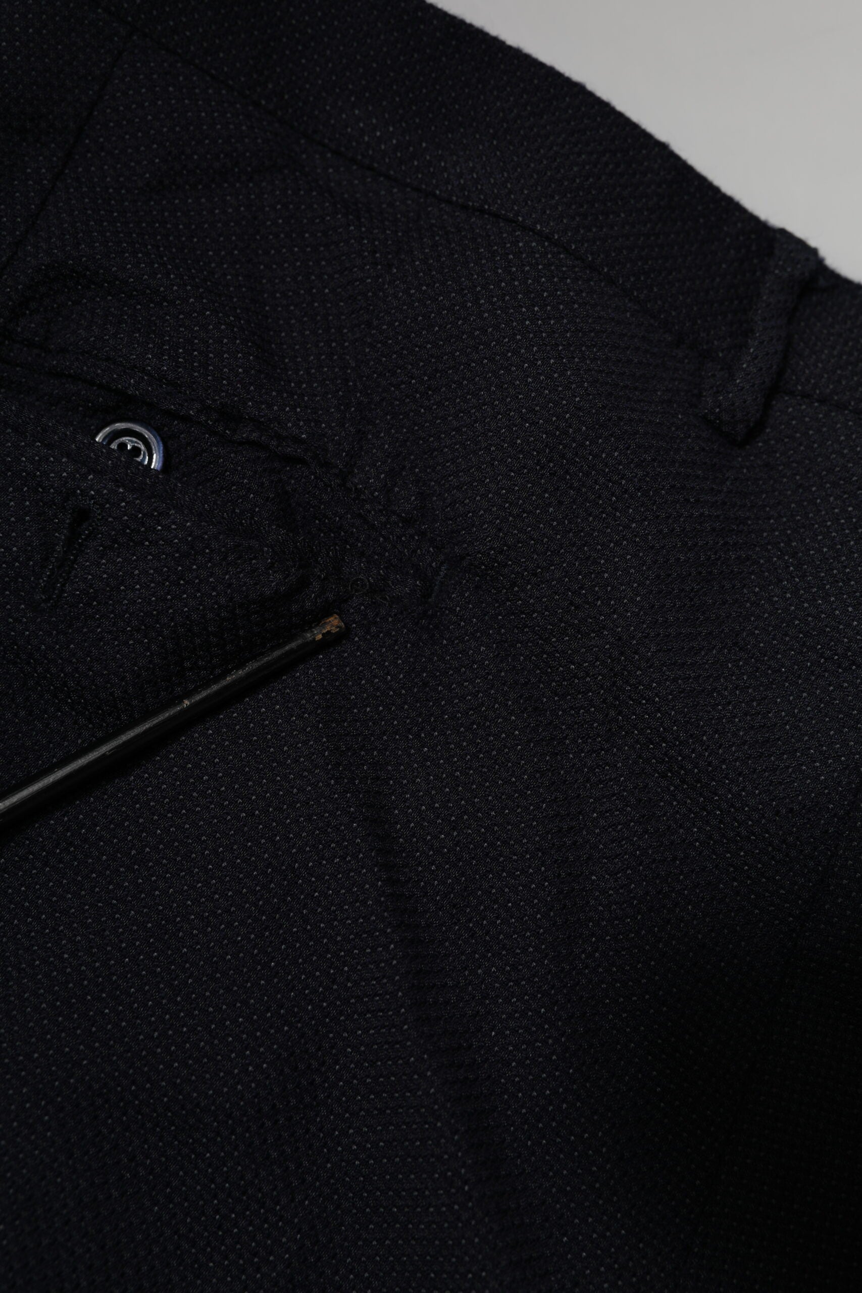 Pantalon formel en laine grise de Dolce & Gabbana pour homme, pantalon élégant avec coupe classique.