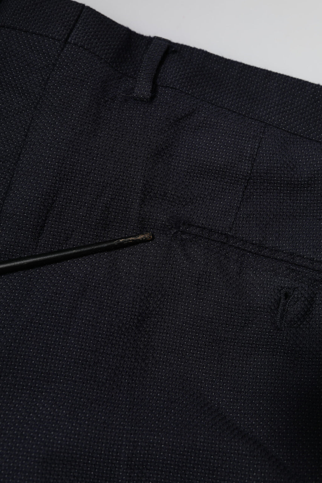 Pantalons formels en laine grise de Dolce & Gabbana pour homme, style élégant et moderne, visibles avec une coupe classique.