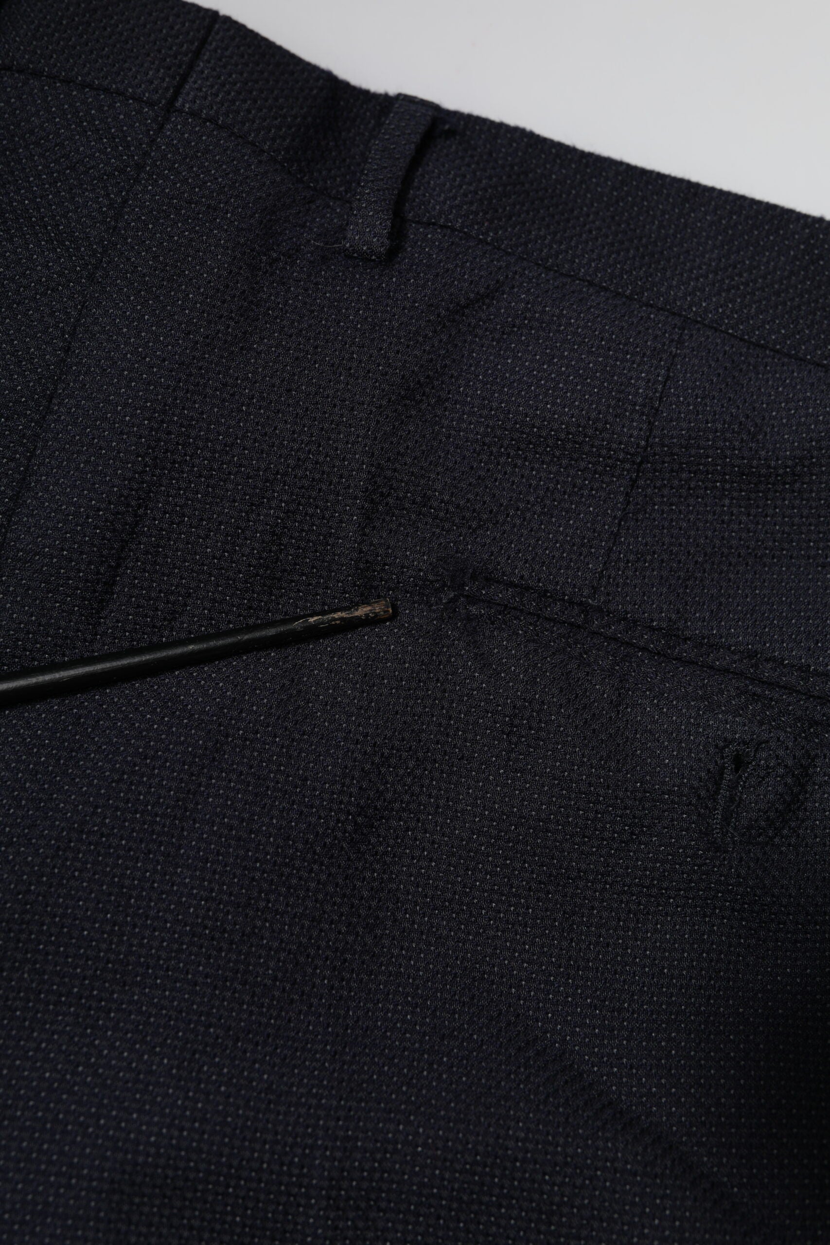 Pantalons formels en laine grise de Dolce & Gabbana pour homme, style élégant et moderne, visibles avec une coupe classique.