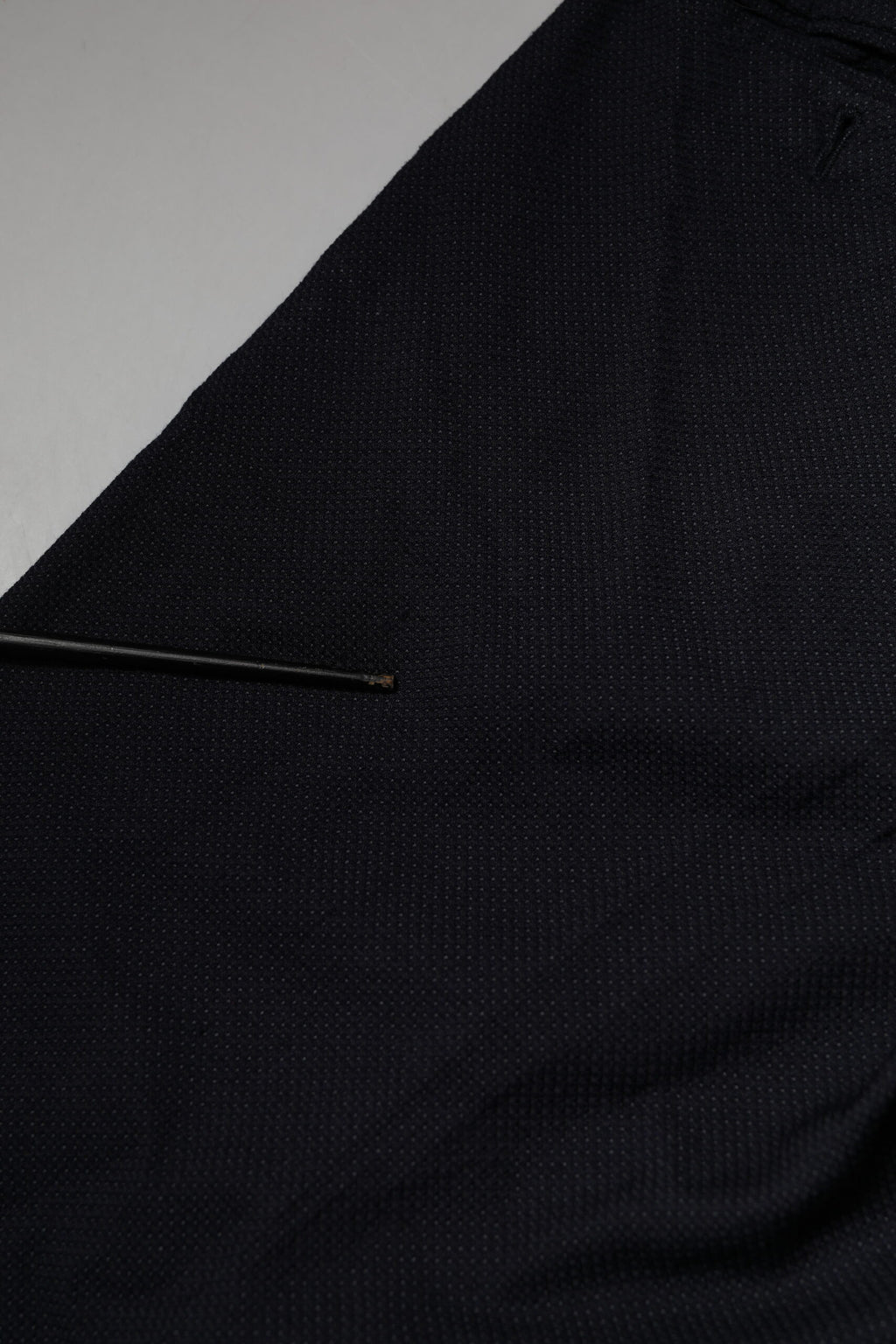 Pantalon homme Dolce & Gabbana en laine grise, costume formel élégant avec coupe classique et détails sophistiqués.