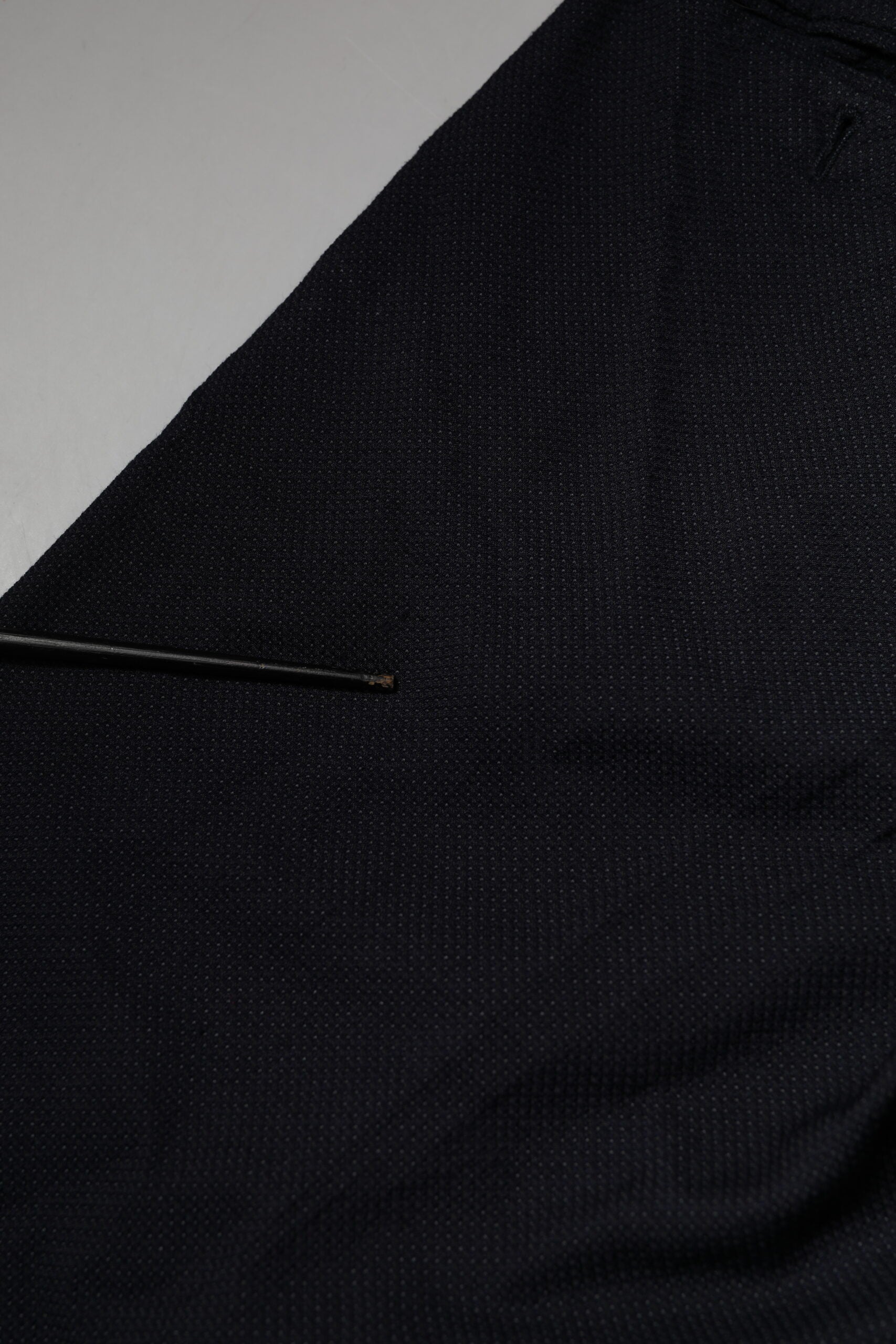 Pantalon homme Dolce & Gabbana en laine grise, costume formel élégant avec coupe classique et détails sophistiqués.