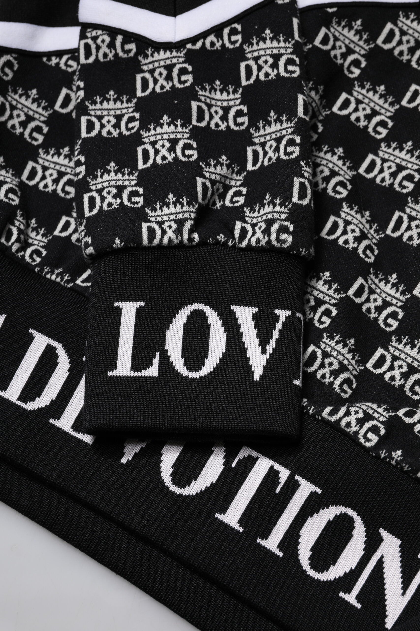 Sweat-shirt Dolce & Gabbana Multicolore Tradizione E Devotion avec motifs colorés et logo, porté sur un mannequin.