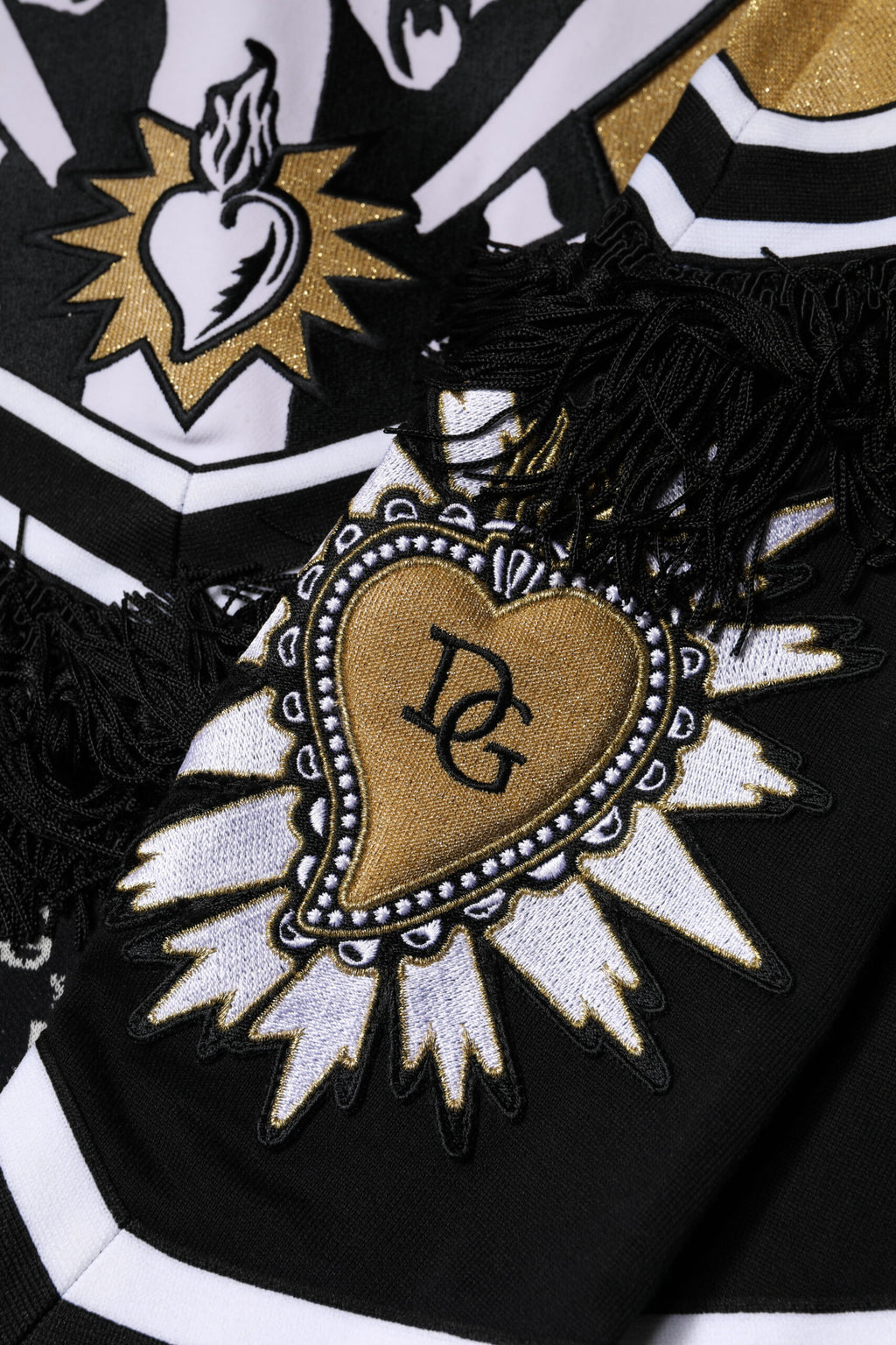 Sweatshirt Dolce & Gabbana Multicolor Tradizione E Devotion avec motifs colorés et logo, porté sur un mannequin.
