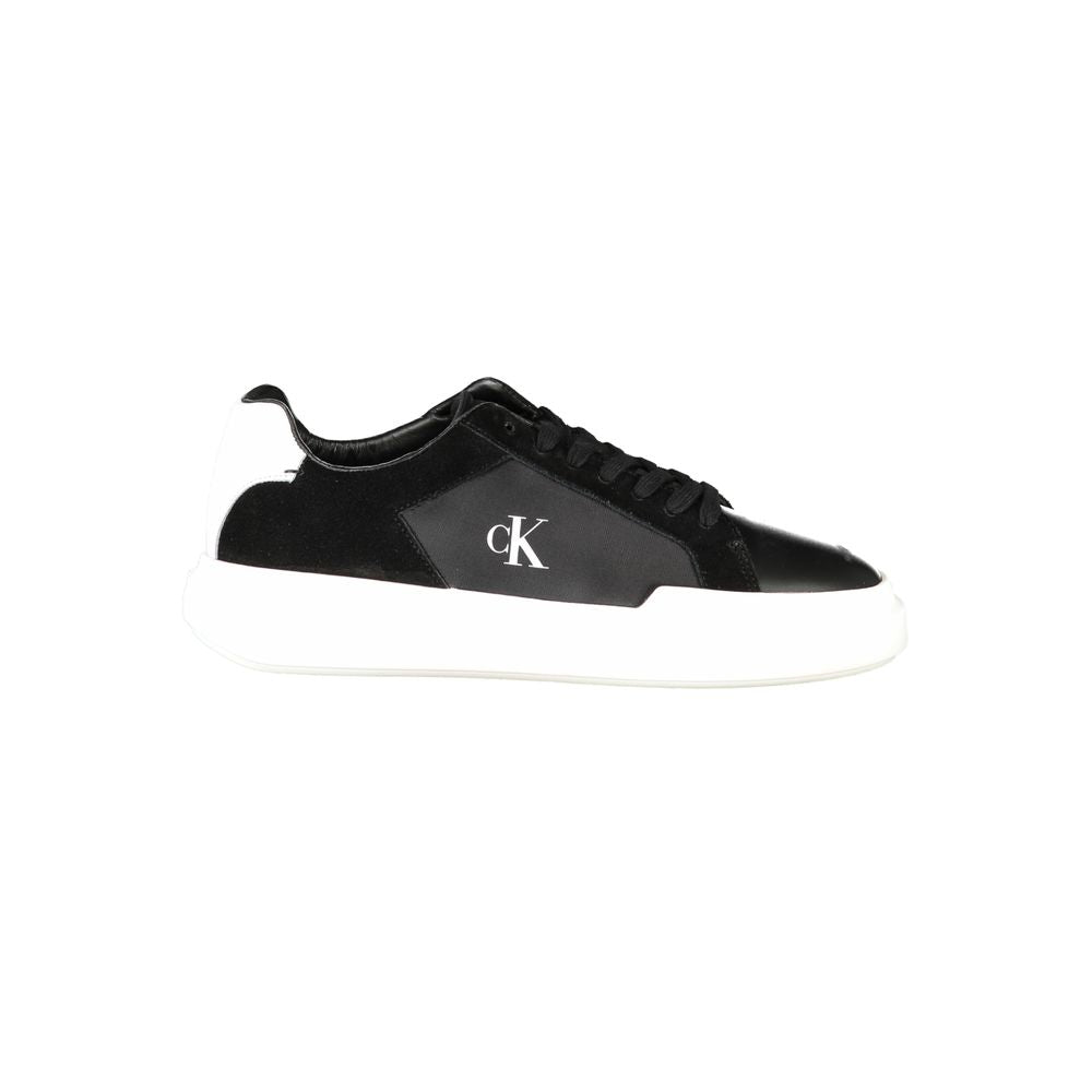 Chaussures sneakers en cuir noir pour homme de la marque Calvin Klein, vue de face avec détails du design.