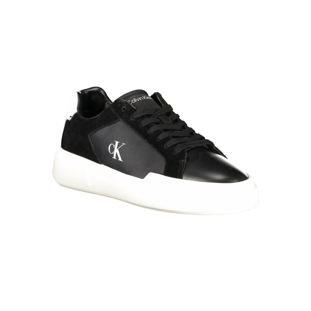 Sneaker en cuir noir pour homme de la marque Calvin Klein, vue de côté avec détails de style moderne