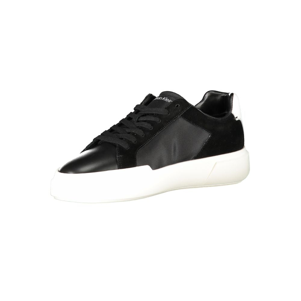 Chaussures sneakers en cuir noir pour homme de la marque Calvin Klein, vue de face.