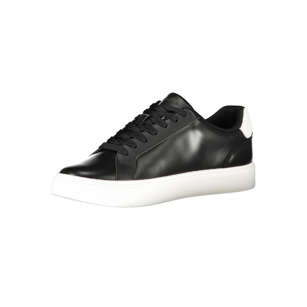 Sneakers noires en polyuréthane pour homme de Calvin Klein, chaussures décontractées avec design moderne.