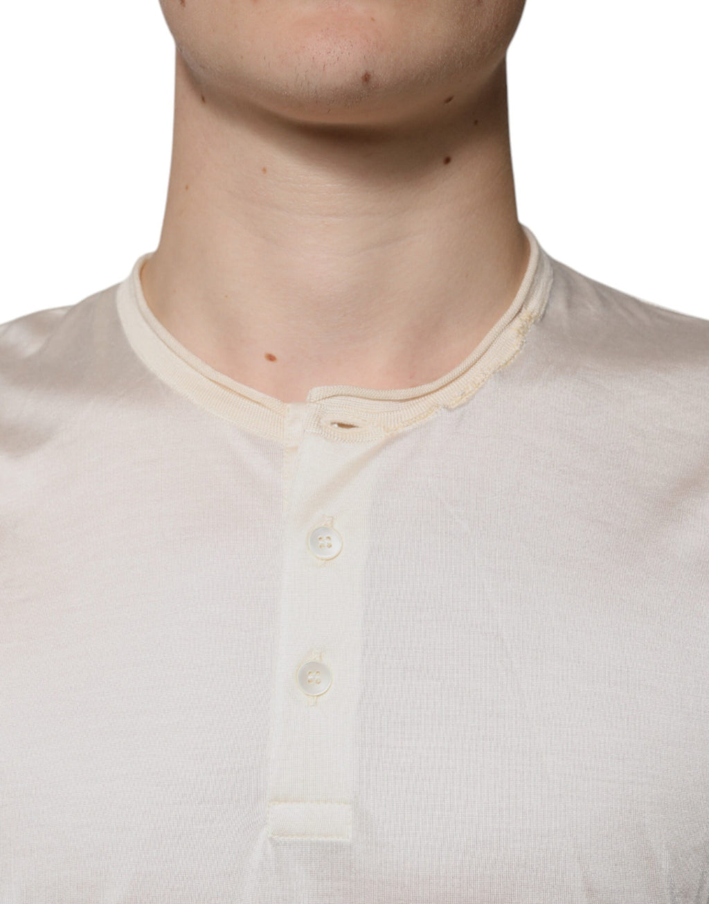 T-shirt homme en soie blanche Dolce & Gabbana avec manches courtes et col Henley, élégant et léger.