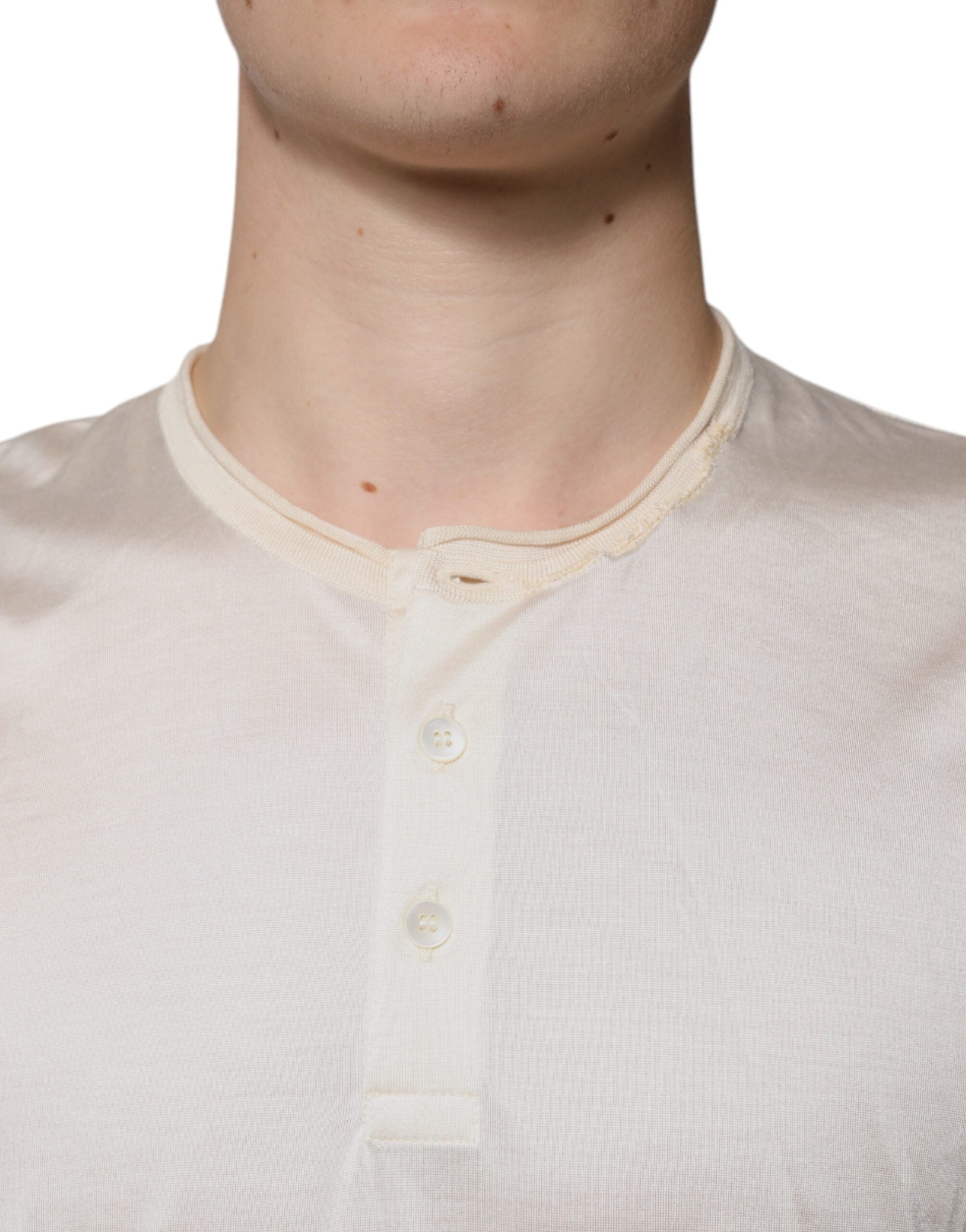 T-shirt homme en soie blanche Dolce & Gabbana avec manches courtes et col Henley, élégant et léger.