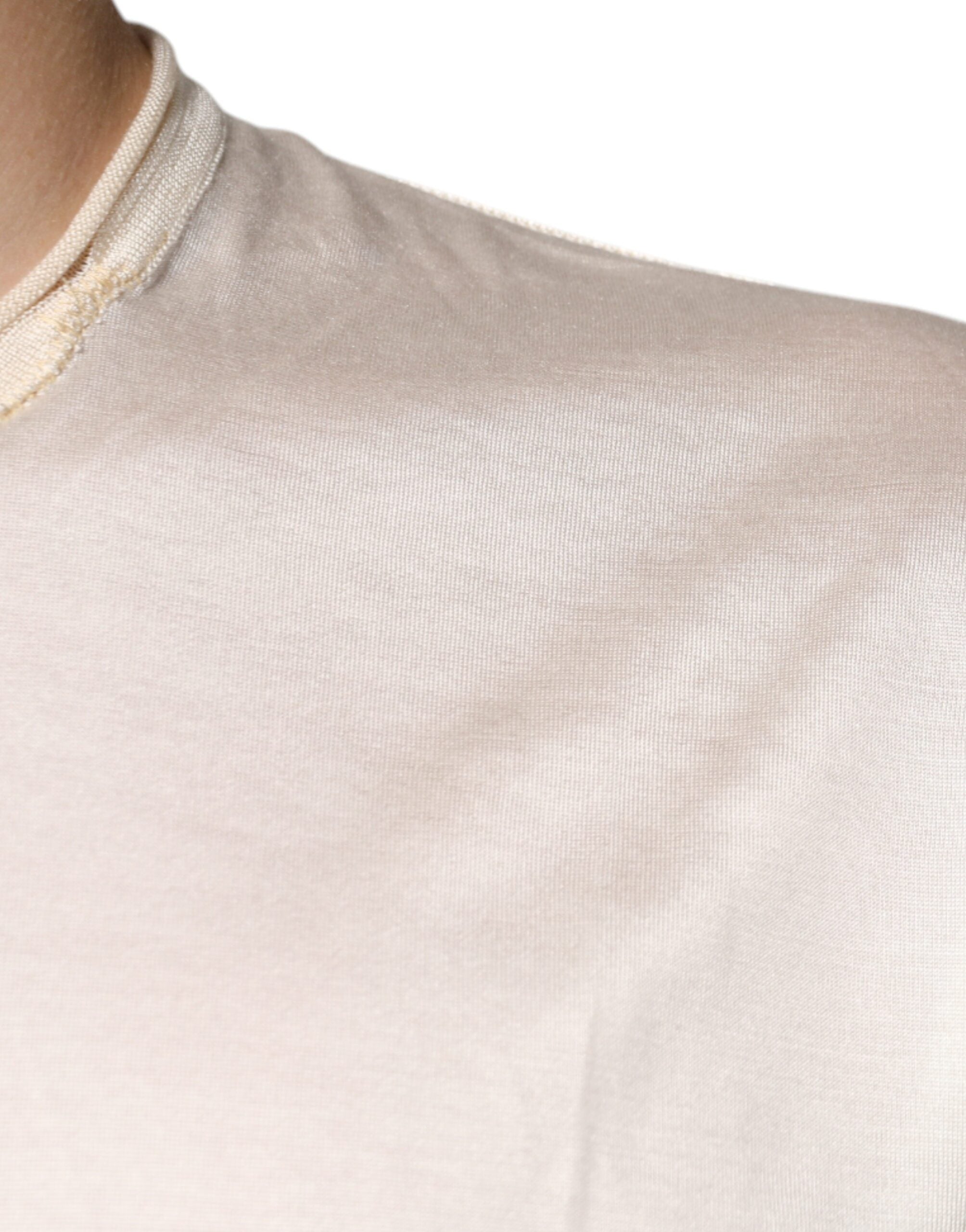 T-shirt Dolce & Gabbana en soie blanche à manches courtes style henley, élégant et léger, visible sur l'image.