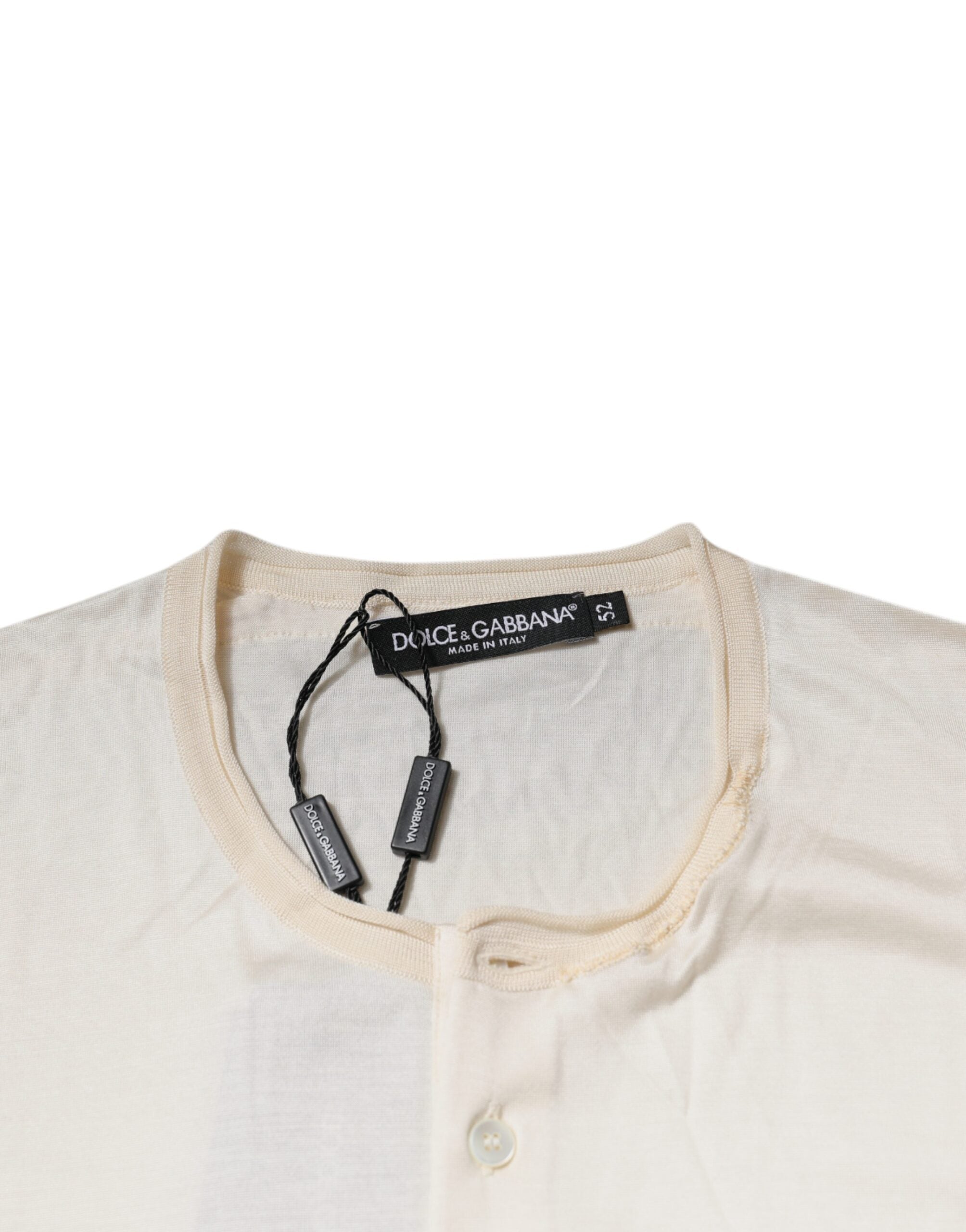 T-shirt homme Dolce & Gabbana en soie blanche à manches courtes et col henley, élégance et confort.