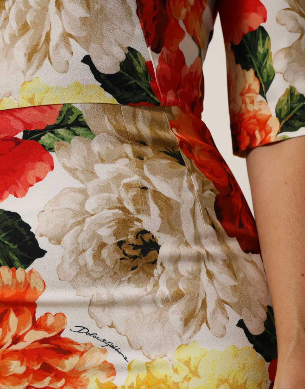 Robe fourreau en viscose à imprimé floral multicolore de Dolce & Gabbana, élégante et féminine, vue de face.
