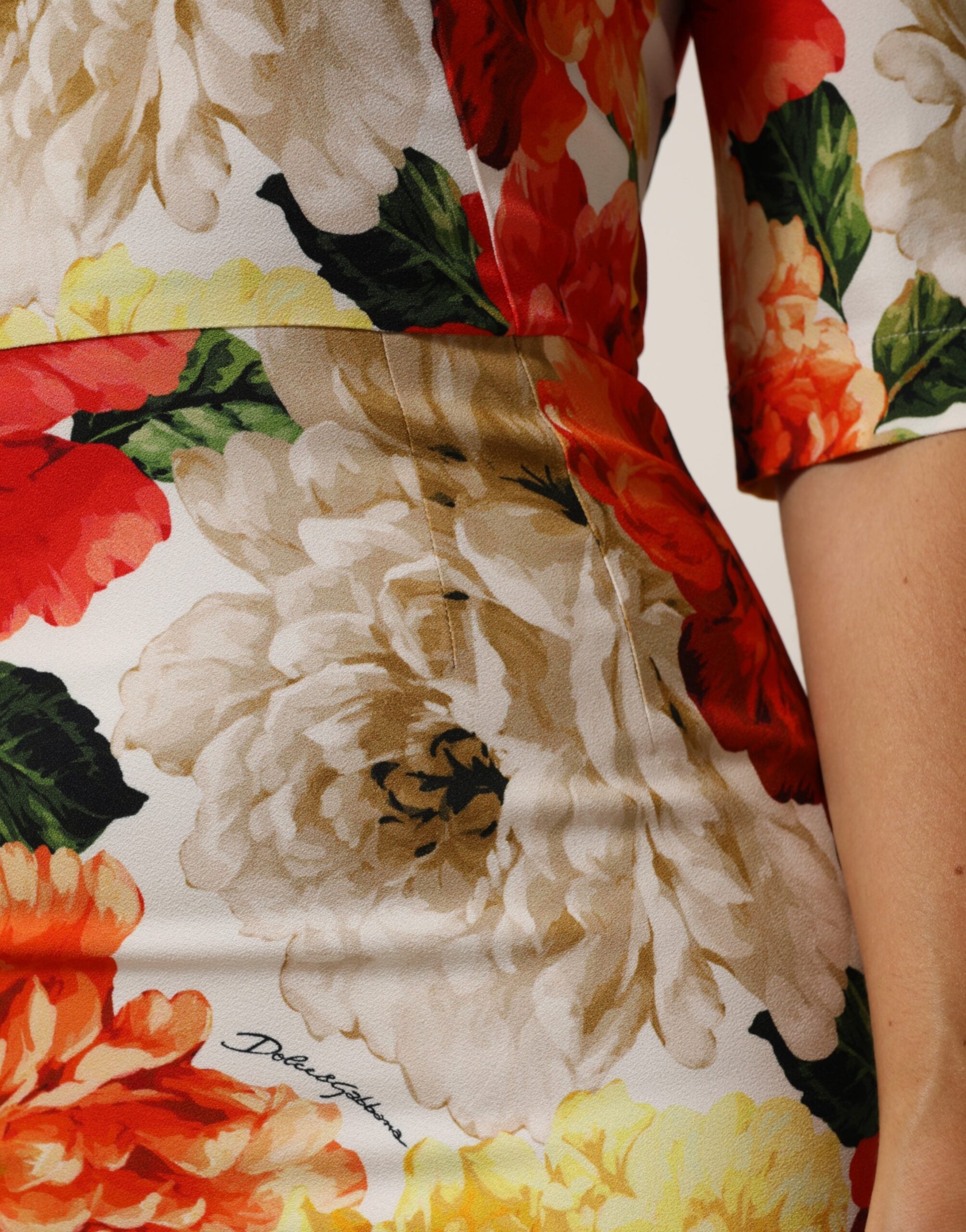 Robe fourreau en viscose à imprimé floral multicolore de Dolce & Gabbana, élégante et féminine, vue de face.