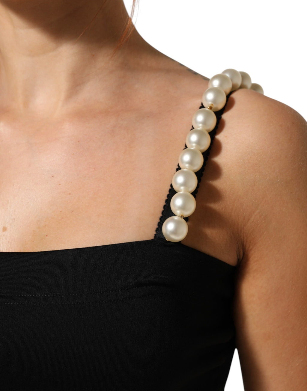 Robe courte noire en coton et perles artificielles Dolce & Gabbana, coupe ajustée et élégante, portée sur un mannequin.