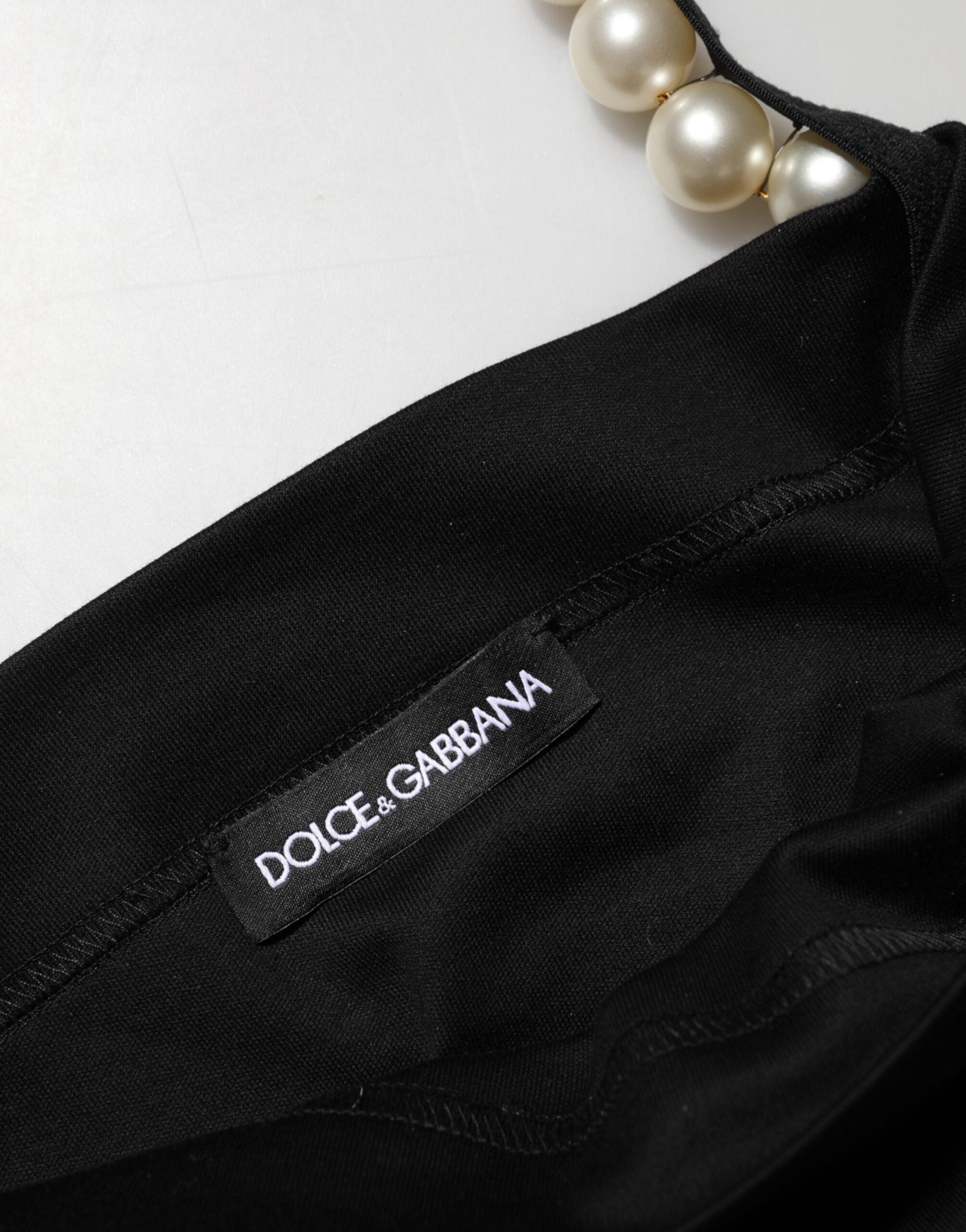 Robe courte noire en coton avec perles faux Dolce & Gabbana, robe droite élégante avec détails sophistiqués.