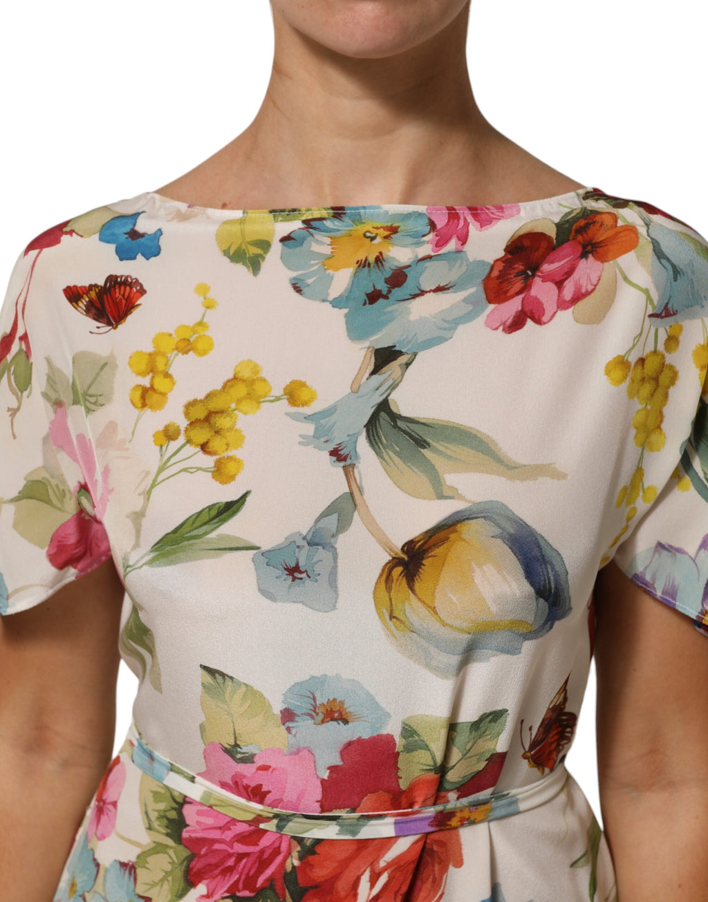Robe longue en soie blanche à imprimé floral Dolce & Gabbana, silhouette ajustée et élégante, vue de face.