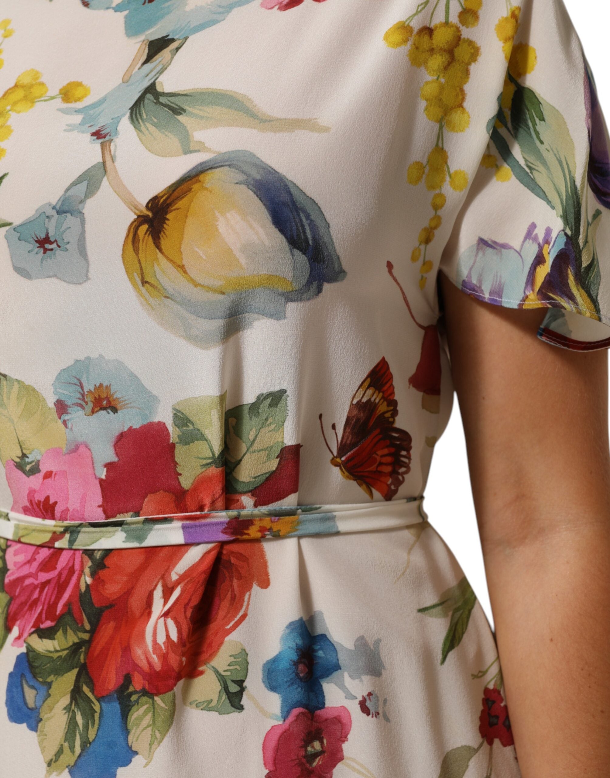 Robe longue blanche en soie avec imprimé floral Dolce & Gabbana, coupe ajustée et élégante, vêtement de soirée sophistiqué.