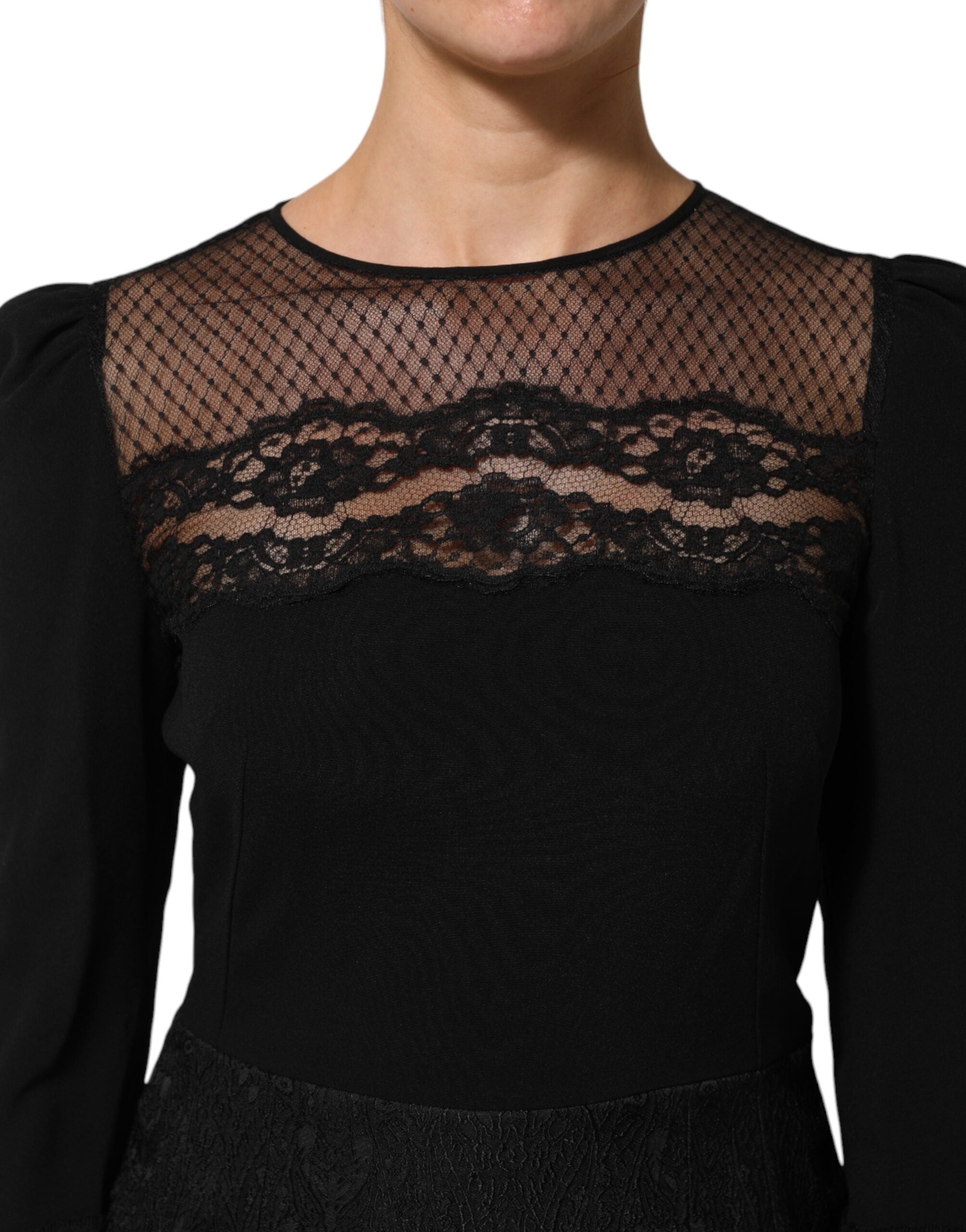 Robe noire Dolce & Gabbana à coupe fourreau et ligne A, ornée de dentelle florale élégante.