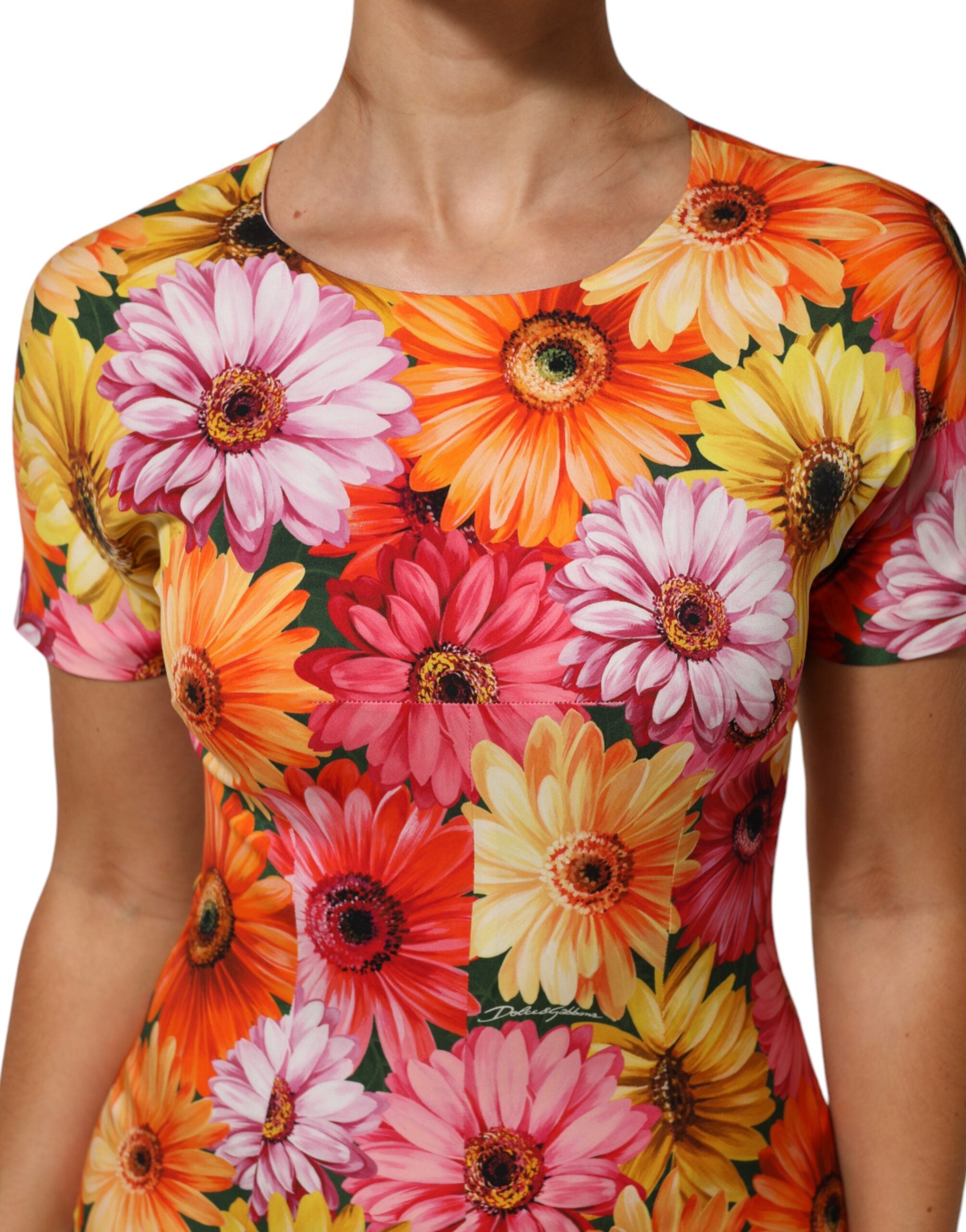 Robe midi en soie Dolce & Gabbana à motifs floraux multicolores, coupe ajustée et élégante.