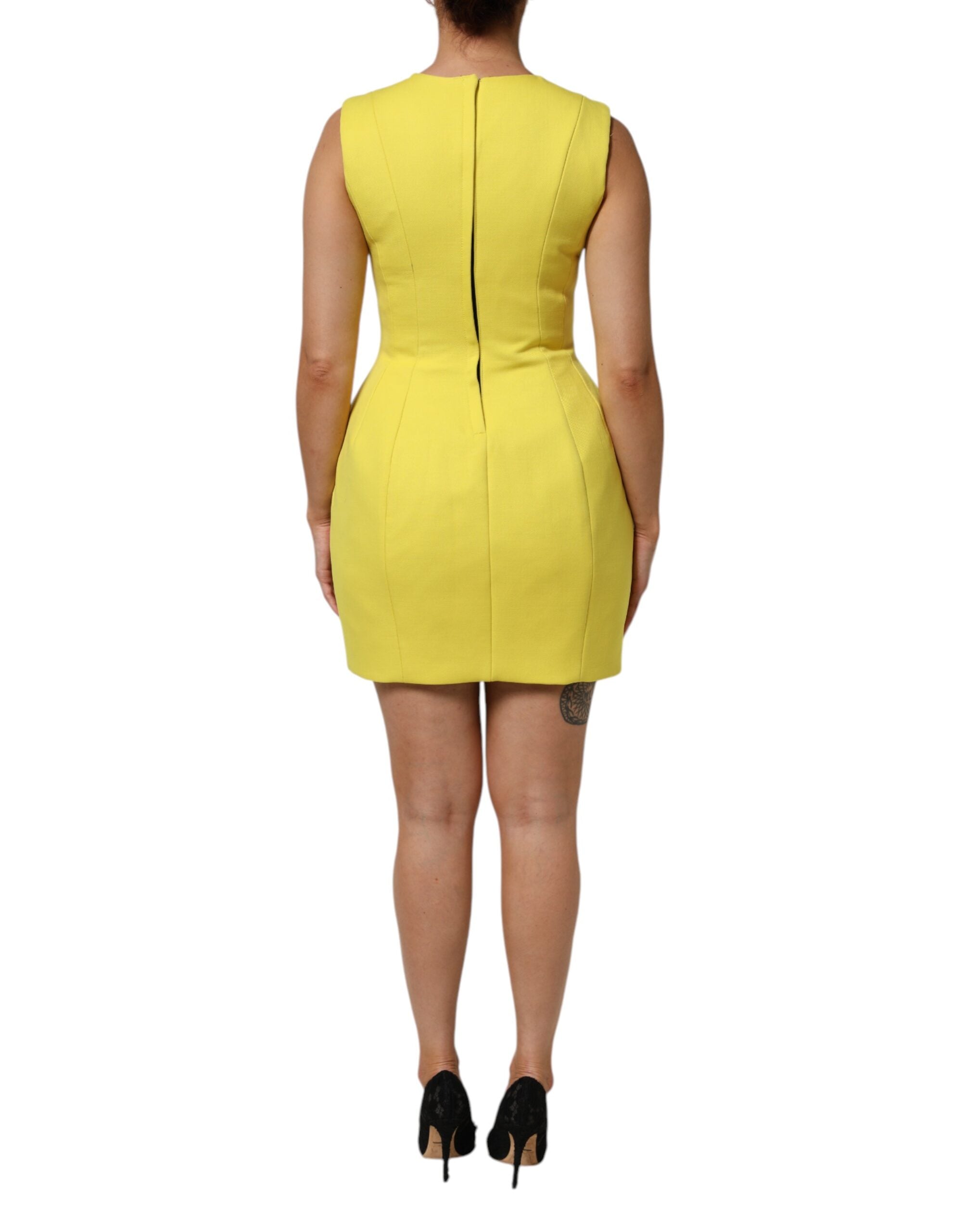 Robe courte jaune en ligne A sans manches de Dolce & Gabbana, silhouette élégante et tissu fluide visible sur l'image.