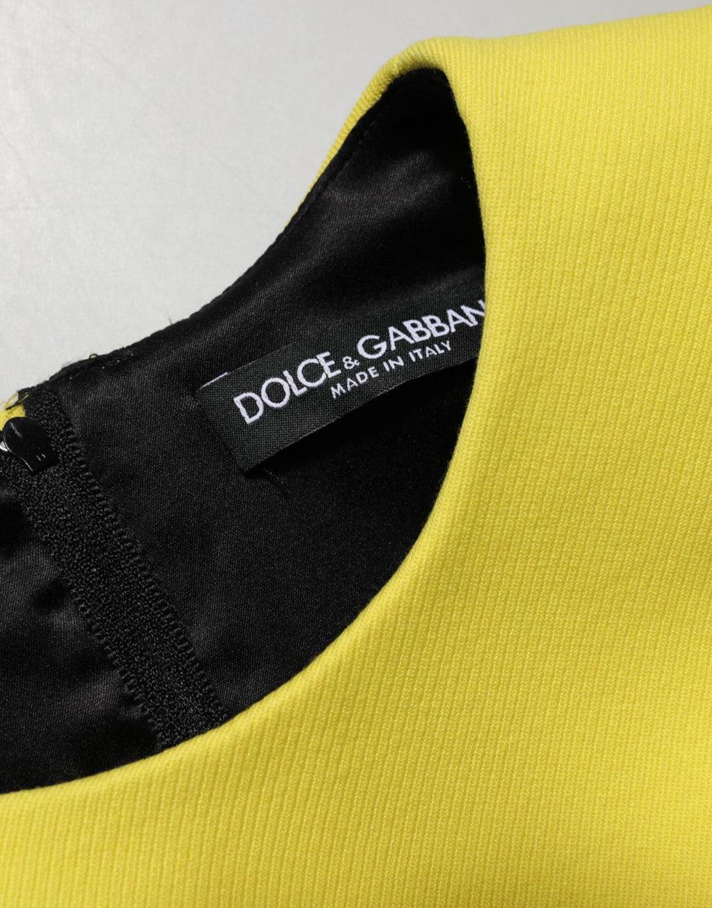 Robe courte jaune à ligne A sans manches de Dolce & Gabbana, robe de soirée élégante et féminine.