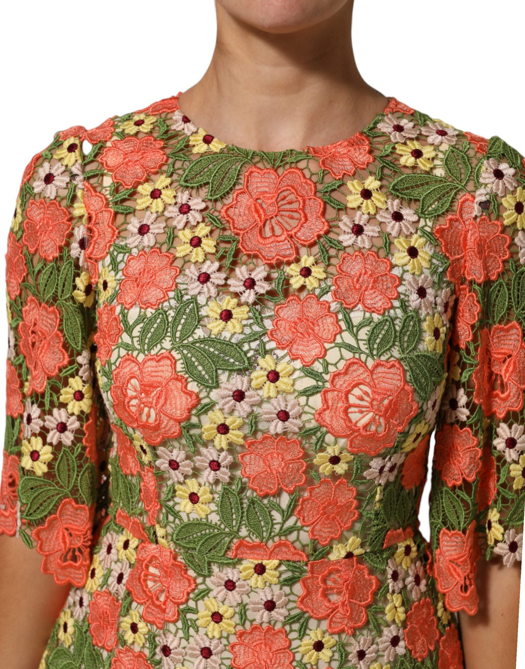 Robe courte Dolce & Gabbana à broderie florale multicolore, style aligne, en tissu léger et élégant.