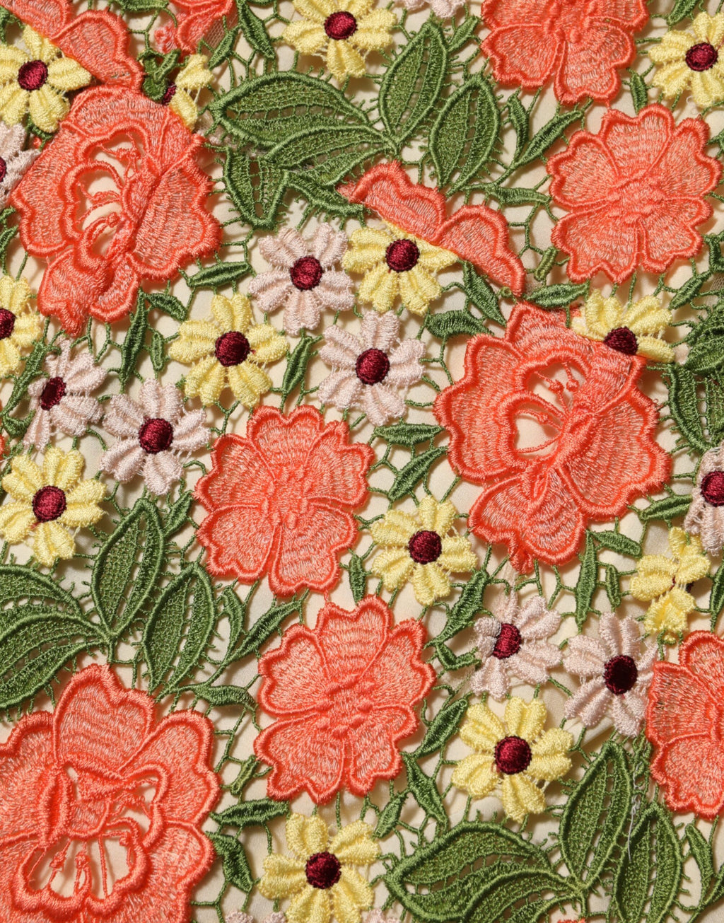 Robe courte Dolce & Gabbana à broderie florale multicolore et coupe évasée, mettant en valeur un style élégant et féminin.
