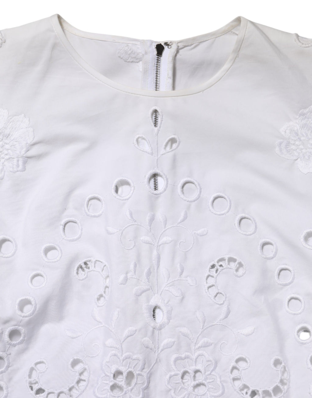 Robe courte blanche Dolce & Gabbana à découpes, style robe fourreau taille A-line, vue du devant sur fond blanc.