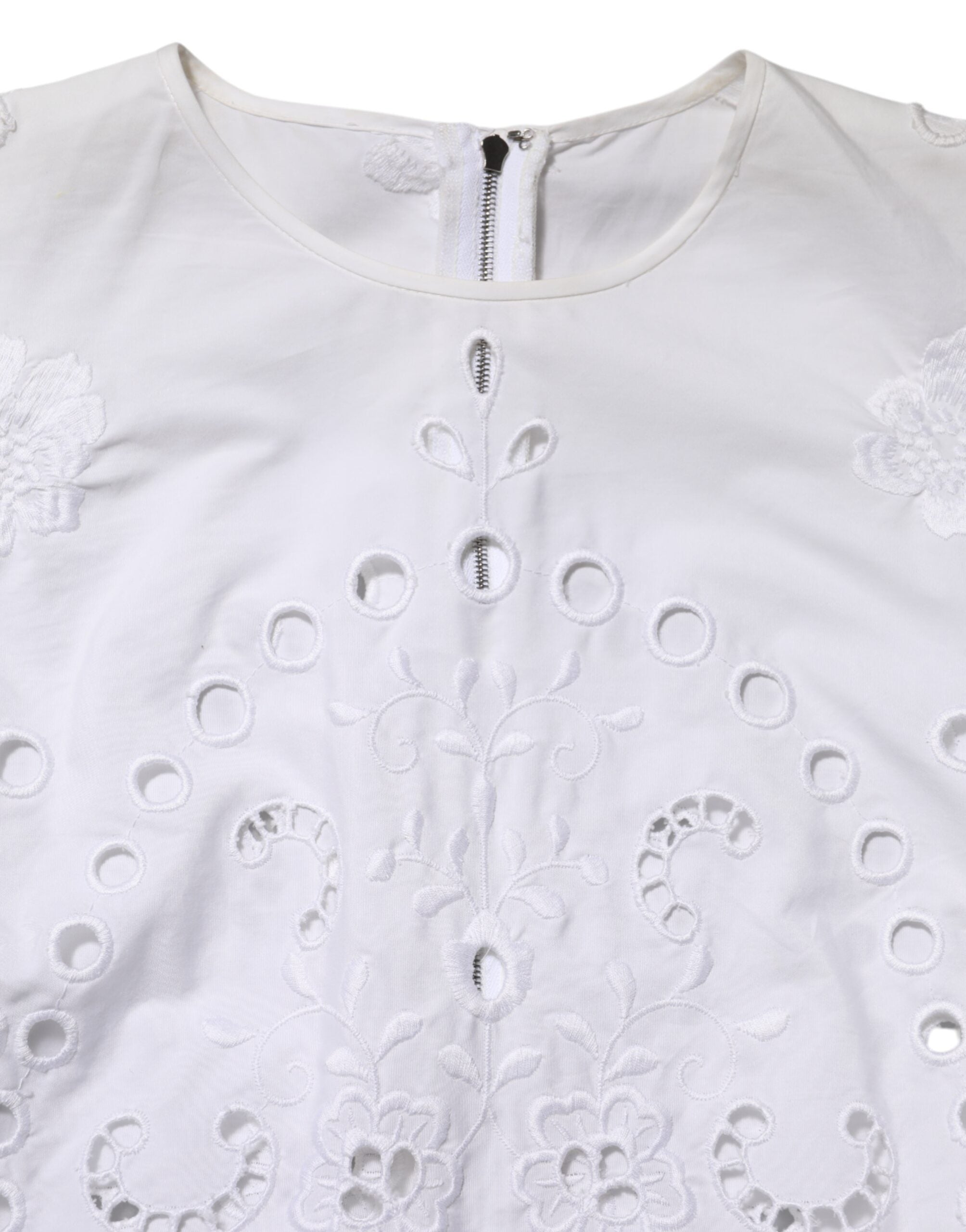Robe courte blanche Dolce & Gabbana à découpes, style robe fourreau taille A-line, vue du devant sur fond blanc.